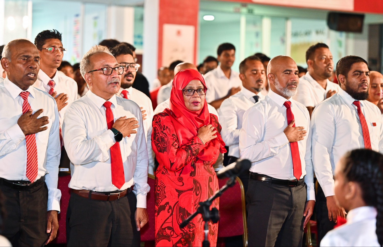 މަޖީދިއްޔާ ސްކޫލްގެ 100 ވަނަ އަހަރީ ދުވަސް ފާހަގަ ކުރުމުގެ ކައުންޓްޑައުން ފެށުމަށް އެ ސްކޫލުގައި ބޭއްވި ހާއްސަ އެސެމްބްލީގައި އެޑިއުކޭޝަން މިނިސްޓަރު ޑރ. އިސްމާއިލް ޝަފީއު އާއި ޕްރިންސިޕަލް އާއިޝަތު މުހައްމަދު ސޯލިހު އަދި އެހެން ބައެއް ބޭފުޅުން ގައުމީ ސަލާން ވިދާޅުވަނީ.--- ފޮޓޯ: ފަޔާޒު މޫސާ | މިހާރު