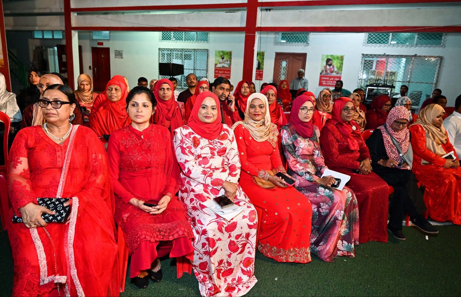 މަޖީދިއްޔާ ސްކޫލްގެ 100 ވަނަ އަހަރީ ދުވަސް ފާހަގަ ކުރަން ގިނަ ހަރަކާތްތަކާ އެކު 1،000 ދުވަހުގެ ކައުންޓްޑައުން ފެށުމަށް ބޭއްވި އެސެމްބްލީގައި އެ ސްކޫލުގެ ޓީޗަރުން ބައިވެރިވަނީ -- ފޮޓޯ: ފަޔާޒު މޫސާ | މިހާރު