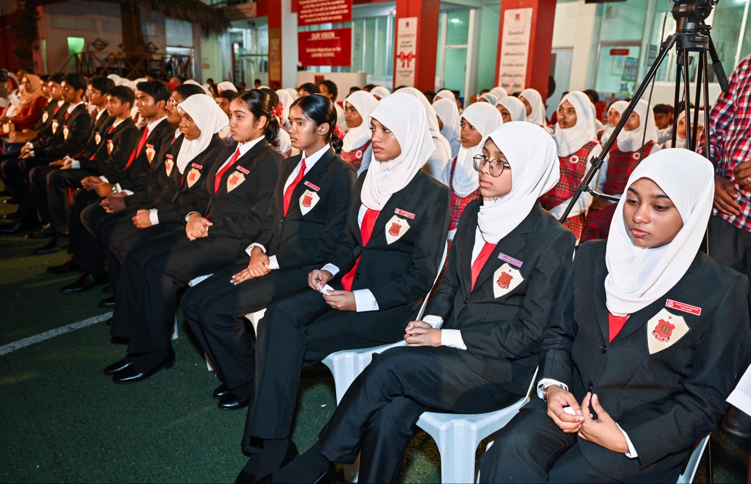 މަޖީދިއްޔާ ސްކޫލްގެ 100 ވަނަ އަހަރީ ދުވަސް ފާހަގަ ކުރަން ގިނަ ހަރަކާތްތަކާ އެކު 1،000 ދުވަހުގެ ކައުންޓްޑައުން ފެށުމަށް ބޭއްވި އެސެމްބްލީގައި އެ ސްކޫލުގެ ބައެއް ކުދިން ބައިވެރިވަނީ -- ފޮޓޯ: ފަޔާޒު މޫސާ | މިހާރު