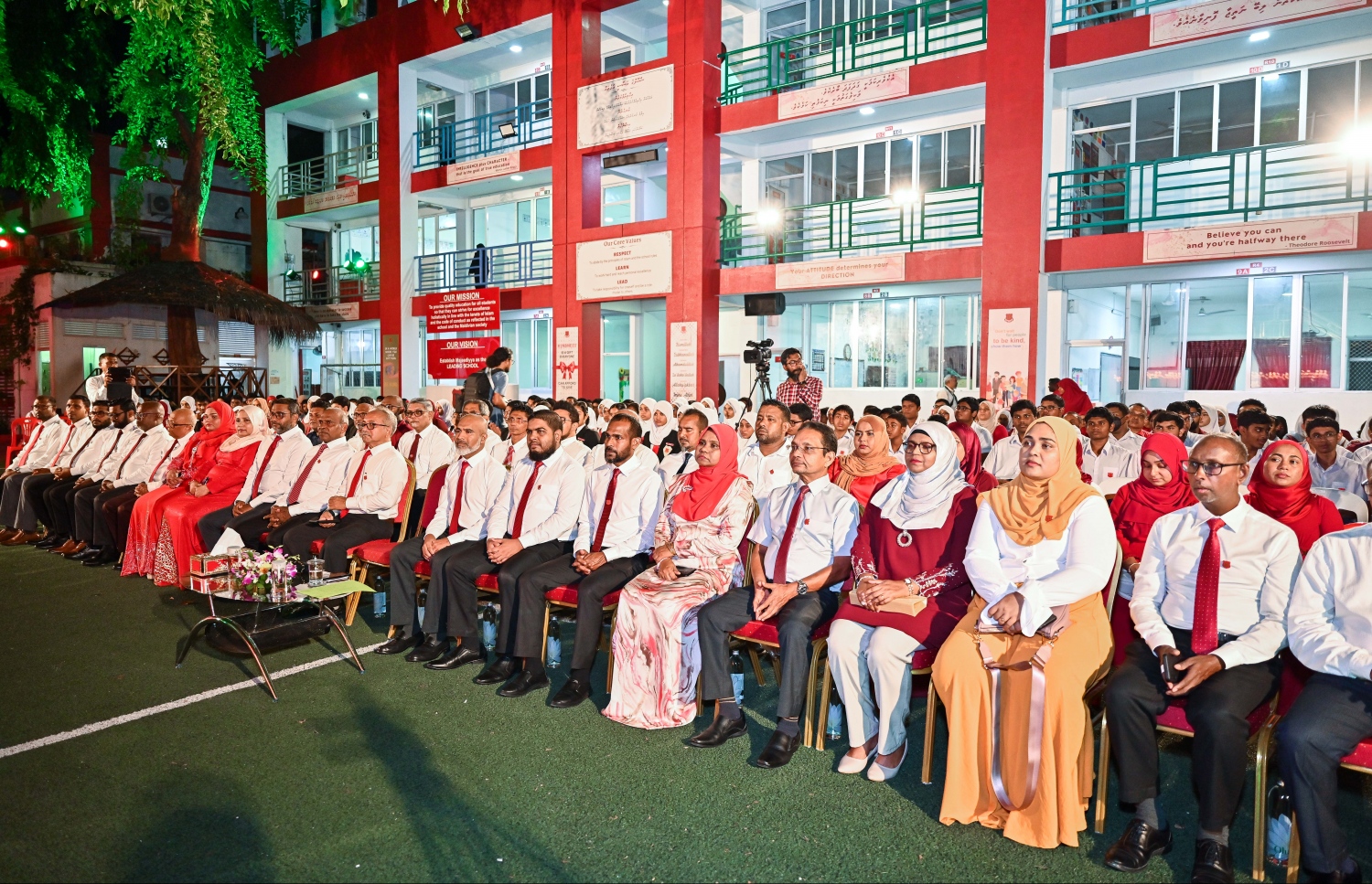 މަޖީދިއްޔާ ސްކޫލްގެ 100 ވަނަ އަހަރީ ދުވަސް ފާހަގަ ކުރަން ގިނަ ހަރަކާތްތަކާ އެކު 1،000 ދުވަހުގެ ކައުންޓްޑައުން ފެށުމަށް ބޭއްވި އެސެމްބްލީގައި ބައިވެރިވެވަޑައިގެންނެވި ބައެއް ބޭފުޅުން.--- ފޮޓޯ: ފަޔާޒު މޫސާ | މިހާރު