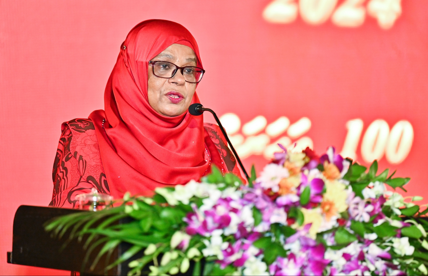 މަޖީދިއްޔާ ސްކޫލްގެ 100 ވަނަ އަހަރީ ދުވަސް ފާހަގަ ކުރަން ގިނަ ހަރަކާތްތަކާ އެކު 1،000 ދުވަހުގެ ކައުންޓްޑައުން ފެށުމަށް އެ ސްކޫލުގައި ބޭއްވި އެސެމްބްލީގައި ޕްރިންސިޕަލް އައިޝަތު މުހައްމަދު ސޯލިހު ވާހަކަ ދައްކަނީ -- ފޮޓޯ: ފަޔާޒު މޫސާ | މިހާރު