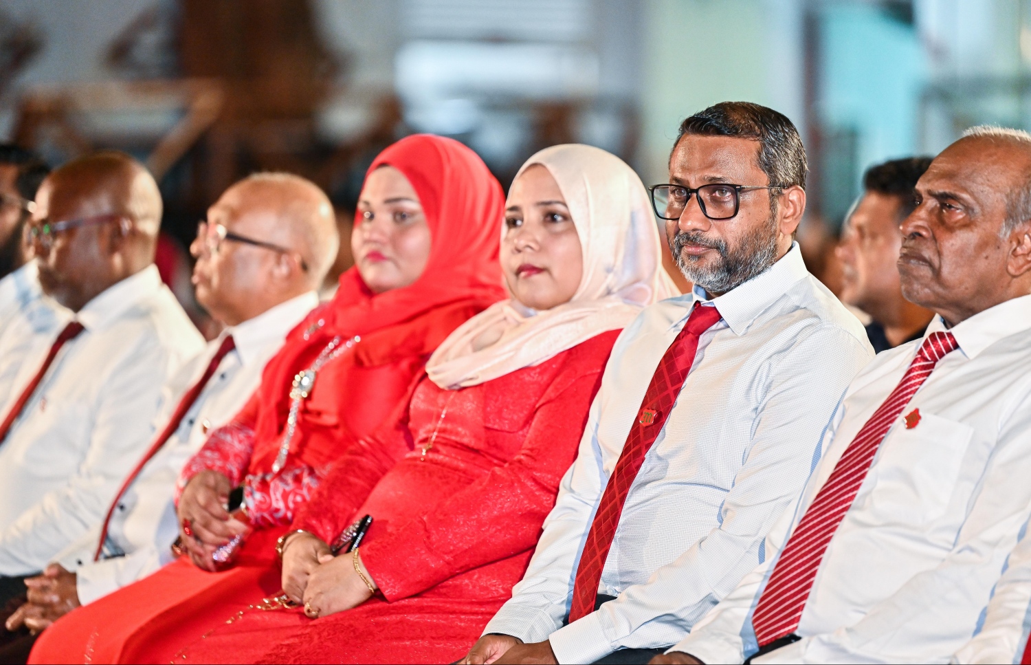 މަޖީދިއްޔާ ސްކޫލުގެ ބައެއް މުސްކުޅި ދަރިވަރުން، އެ ސްކޫލުގައި ރޭ ބޭއްވި ހާއްސަ އެސެމްބްލީގައި ބައިވެރިވަނީ -- ފޮޓޯ: ފަޔާޒު މޫސާ | މިހާރު