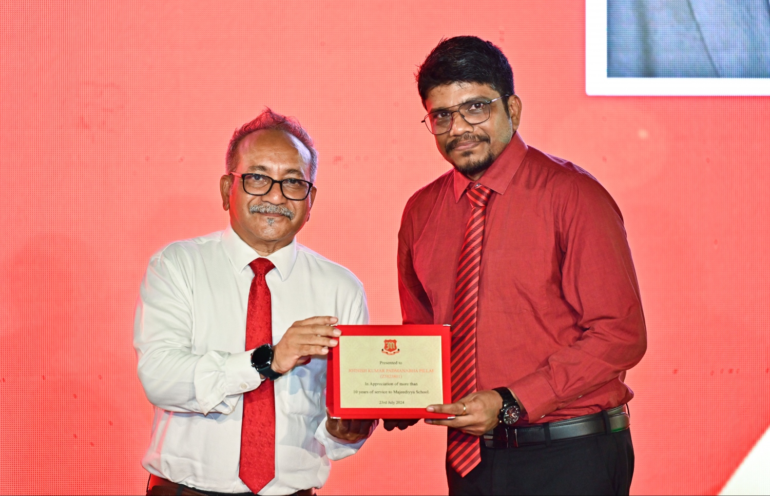 މަޖީދިއްޔާ ސްކޫލަށް މެދުނުކެނޑި 10 އަހަރު ހިދުމަތް ކޮށްދިން މީހަކަށް ހަނދާނީ ފިލާ އެ ސްކޫލްގެ މުސްކުޅި ދަރިވަރުން ޖަމިއްޔާގެ ރައީސް ހަމްދޫން އަބްދުﷲ ހަމީދު ހަވާލު ކޮށްދެއްވަނީ.--- ފޮޓޯ: ފަޔާޒު މޫސާ | މިހާރު