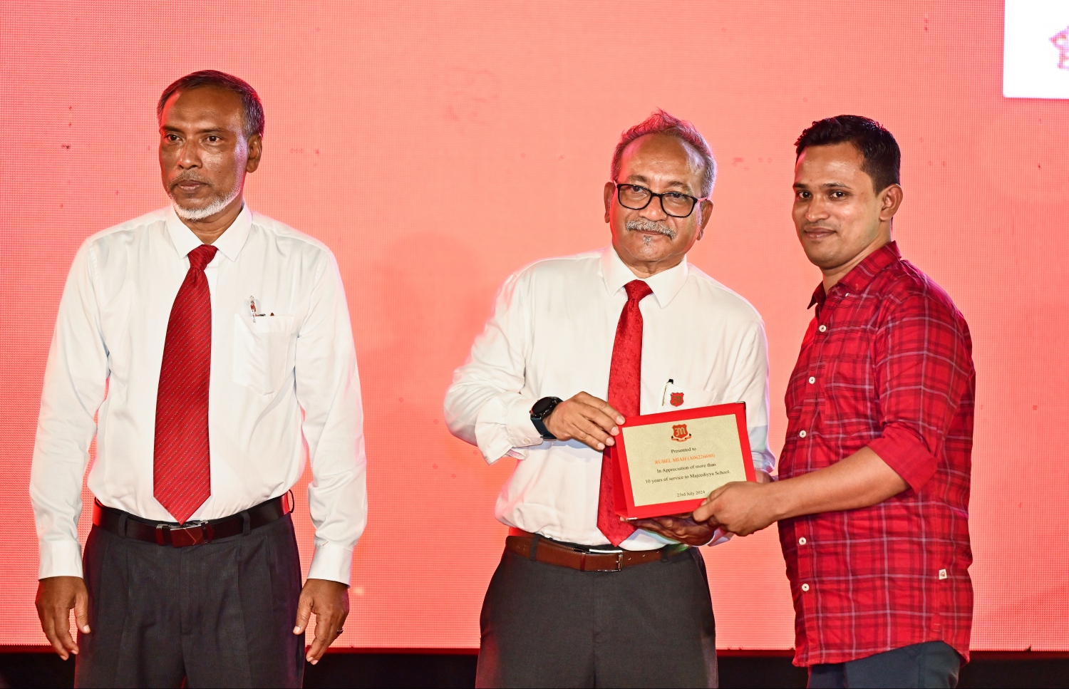 މަޖީދިއްޔާ ސްކޫލަށް މެދުނުކެނޑި 10 އަހަރު ހިދުމަތް ކޮށްދިން މީހަކަށް ހަނދާނީ ފިލާ އެ ސްކޫލްގެ މުސްކުޅި ދަރިވަރުން ޖަމިއްޔާގެ ރައީސް ހަމްދޫން އަބްދުﷲ ހަމީދު ހަވާލު ކޮށްދެއްވަނީ.--- ފޮޓޯ: ފަޔާޒު މޫސާ | މިހާރު