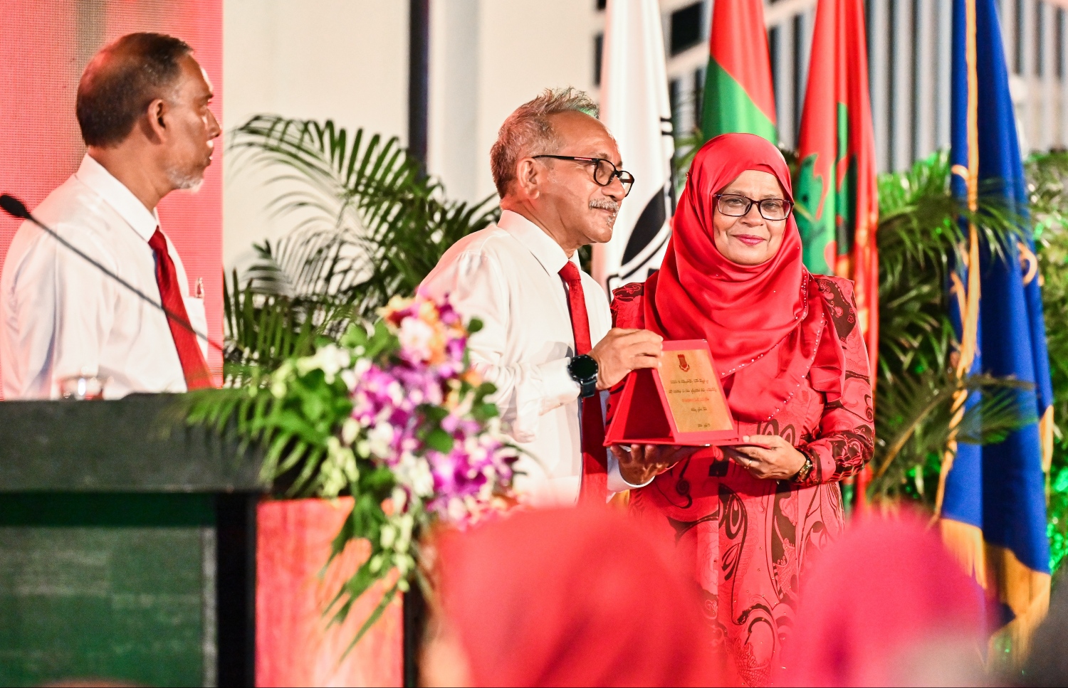 މަޖީދިއްޔާ ސްކޫލަށް މެދުނުކެނޑި 10 އަހަރު ހިދުމަތް ކޮށްދެއްވި، އެ ސްކޫލުގެ މިހާރުގެ ޕްރިންސިޕަލް އައިޝަތު މުހައްމަދު ސޯލިހަށް އެ ސްކޫލްގެ މުސްކުޅި ދަރިވަރުން ޖަމިއްޔާގެ ރައީސް ހަމްދޫން އަބްދުﷲ ހަމީދު ހަނދާނީ ފިލާ ހަވާލު ކޮށްދެއްވަނީ.--- ފޮޓޯ: ފަޔާޒު މޫސާ | މިހާރު