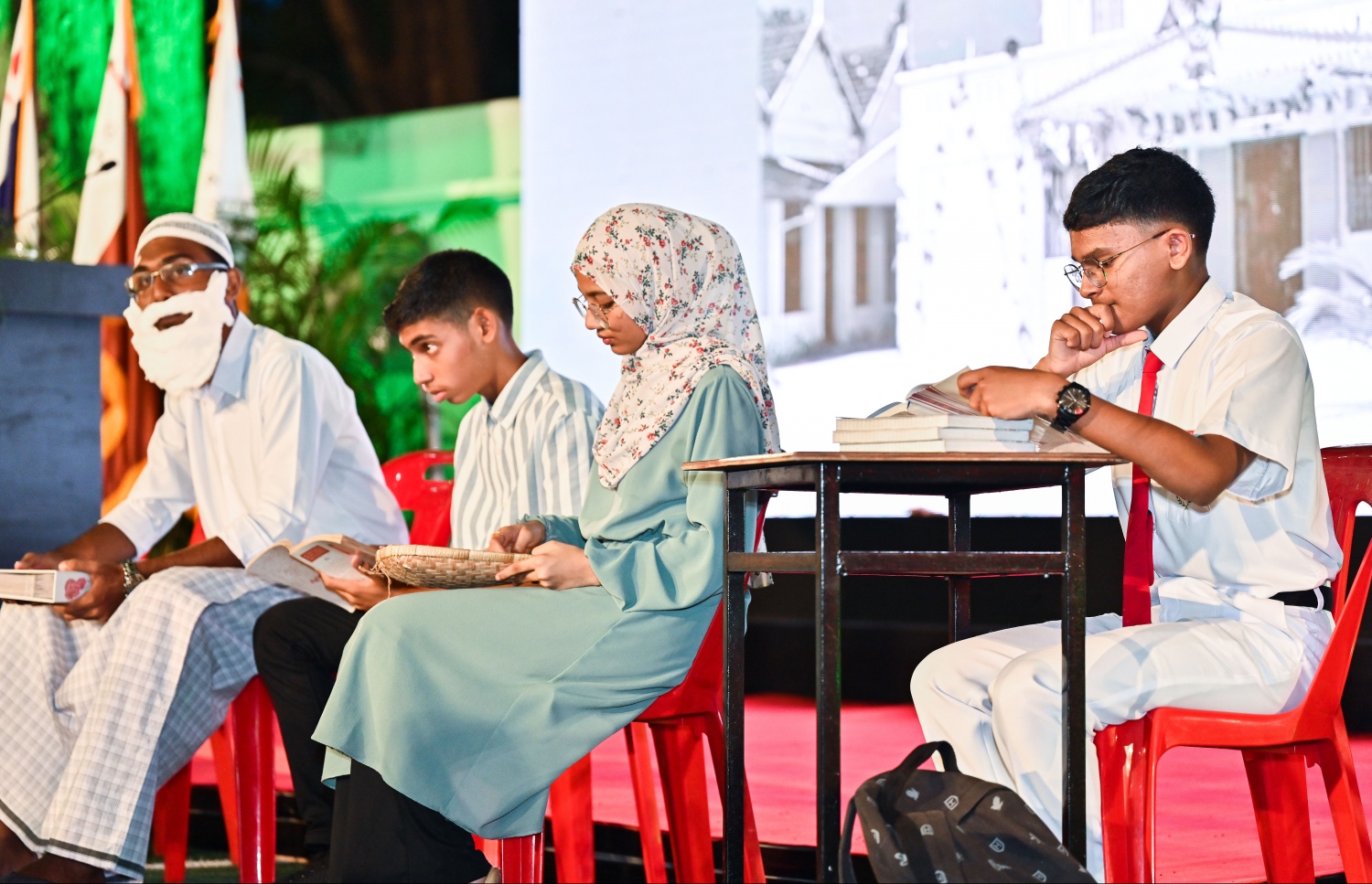 މަޖީދިއްޔާ ސްކޫލްގެ 100 ވަނަ އަހަރީ ދުވަސް ފާހަގަ ކުރަން 1،000 ދުވަހުގެ ކައުންޓްޑައުން ފެށުމަށް ބޭއްވި އެސެމްބްލީގައި އެ ސްކޫލުގެ ތާރީހު ދައްކައުވައިދޭ ހާއްސަ ޑްރާމާއެއް އެ ސްކޫލުގެ ދަރިވަރުން ހުށހަޅައި ދެނީ -- ފޮޓޯ: ފަޔާޒު މޫސާ | މިހާރު