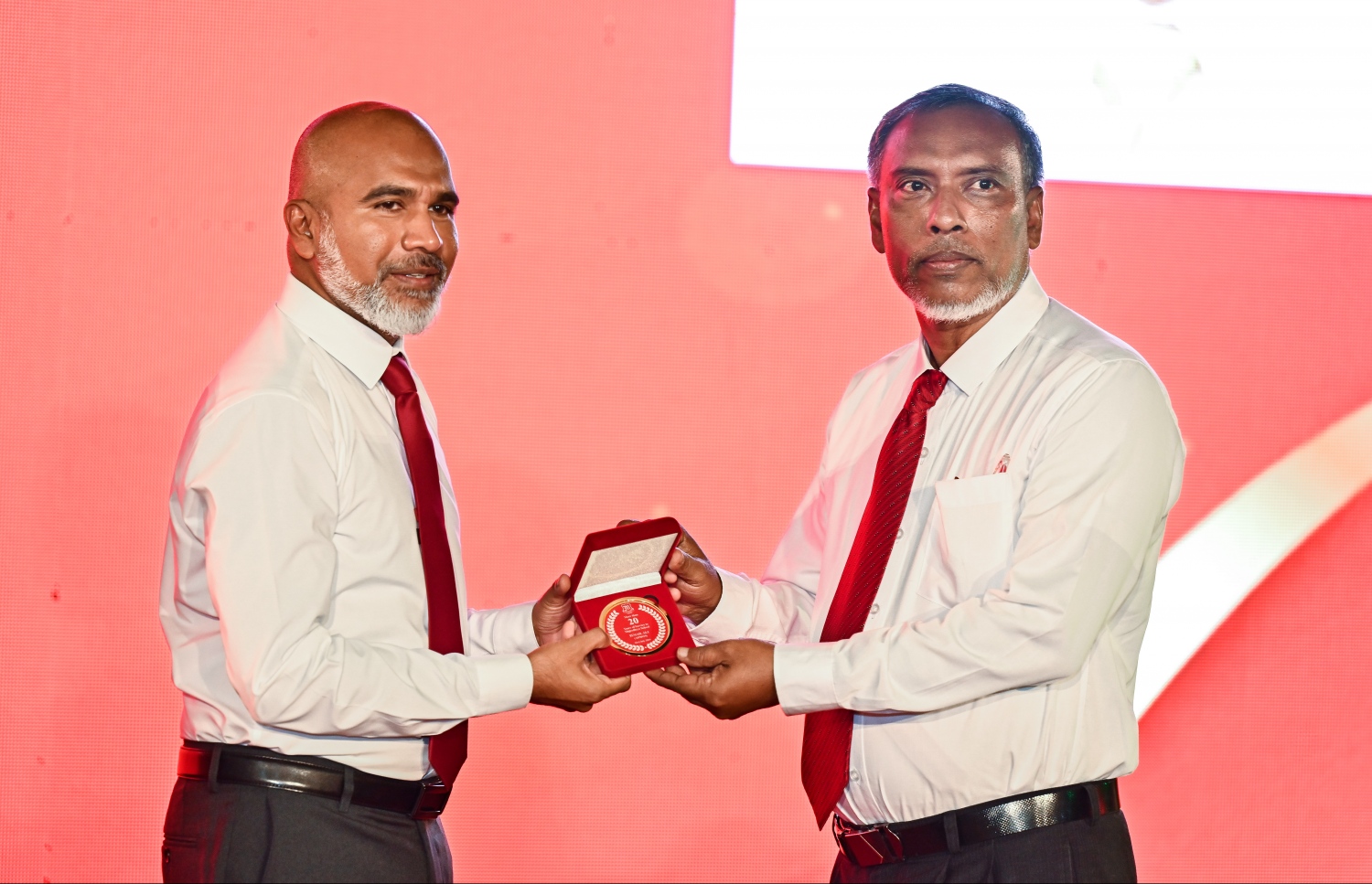 މަޖީދިއްޔާ ސްކޫލަށް މެދުނުކެނޑި 20 އަހަރު ހިދުމަތް ކޮށްދިން މީހަކަށް އެޑިއުކޭޝަން މިނިސްޓަރު ޑރ އިސްމާއިލް ޝަފީއު މެޑަލް ހަވާލުކޮށްދެއްވަނީ -- ފޮޓޯ: ފަޔާޒު މޫސާ | މިހާރު