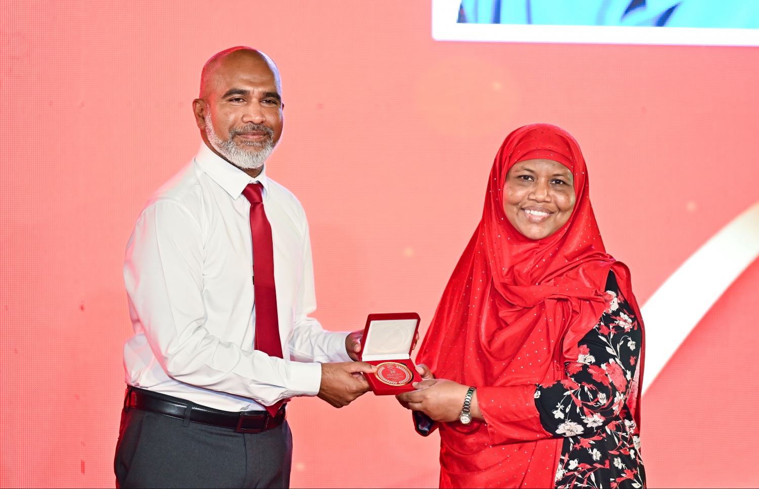 މަޖީދިއްޔާ ސްކޫލަށް މެދުނުކެނޑި 20 އަހަރު ހިދުމަތް ކޮށްދިން މީހަކަށް އެޑިއުކޭޝަން މިނިސްޓަރު ޑރ އިސްމާއިލް ޝަފީއު މެޑަލް ހަވާލުކޮށްދެއްވަނީ -- ފޮޓޯ: ފަޔާޒު މޫސާ | މިހާރު