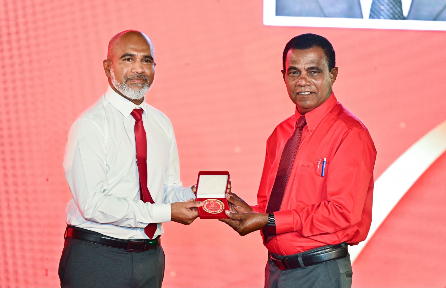 މަޖީދިއްޔާ ސްކޫލަށް މެދުނުކެނޑި 20 އަހަރު ހިދުމަތް ކޮށްދިން މީހަކަށް އެޑިއުކޭޝަން މިނިސްޓަރު ޑރ އިސްމާއިލް ޝަފީއު މެޑަލް ހަވާލުކޮށްދެއްވަނީ -- ފޮޓޯ: ފަޔާޒު މޫސާ | މިހާރު