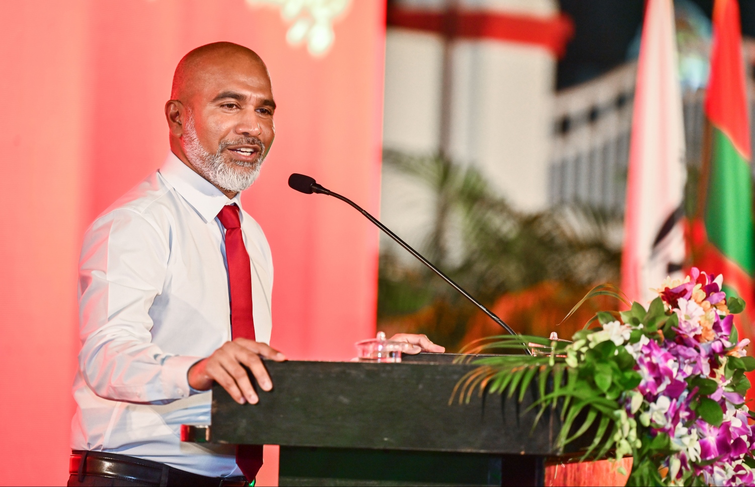 މަޖީދިއްޔާ ސްކޫލްގެ 100 ވަނަ އަހަރީ ދުވަސް ފާހަގަ ކުރަން 1،000 ދުވަހުގެ ކައުންޓްޑައުން ފެށުމަށް ބޭއްވި އެސެމްބްލީގައި އެޑިއުކޭޝަން މިނިސްޓަރު ޑރ އިސްމާއިލް ޝަފީއު ވާހަކަ ދައްކަވަނީ.--- ފޮޓޯ: ފަޔާޒު މޫސާ | މިހާރު