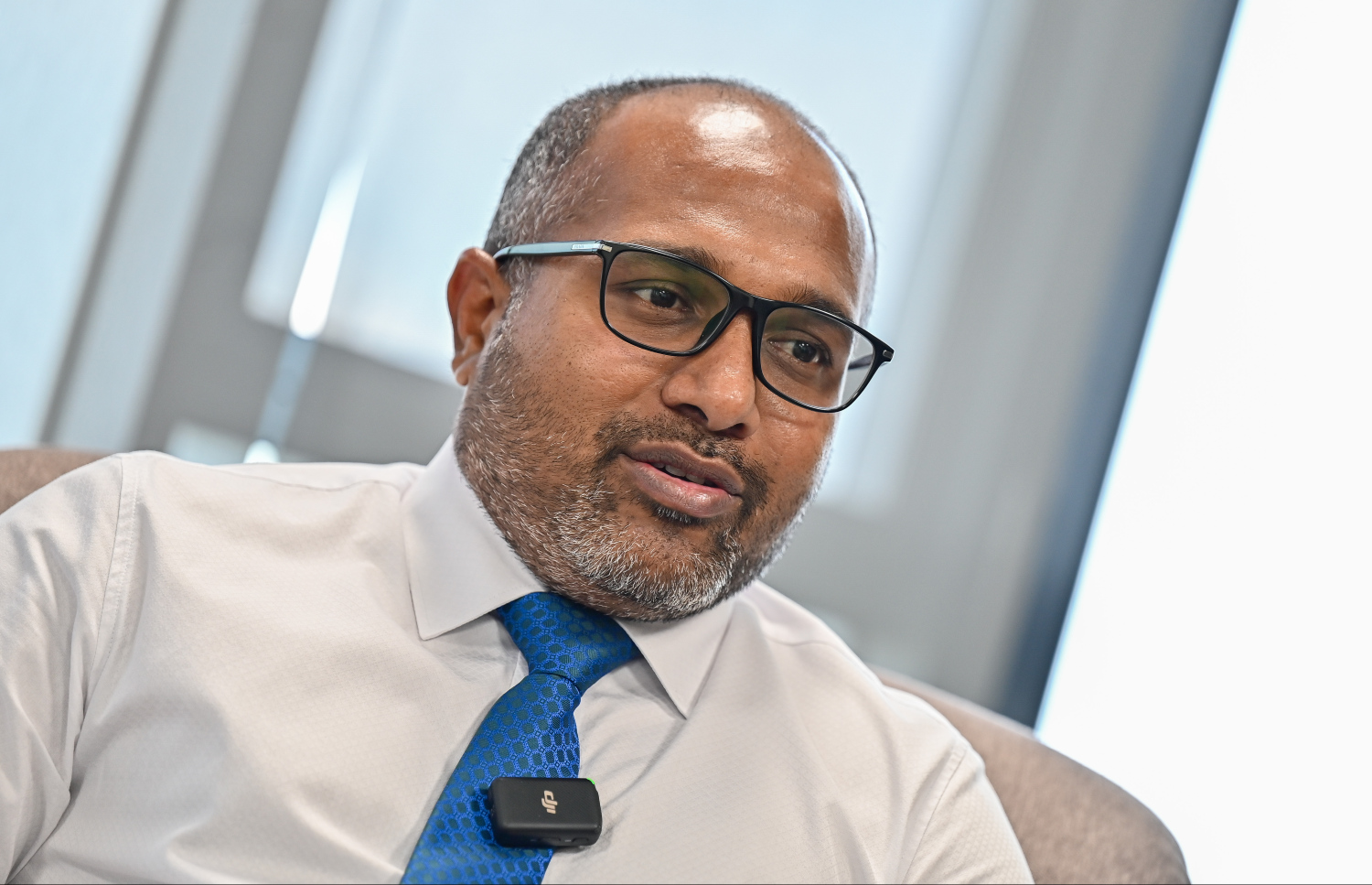 ހޯމް މިނިސްޓަރު އިހުސާން މިއަދު "މިހާރު"އަށް އިންޓަވިއު ދެއްވަނީ.-- ފޮޓޯ: ފަޔާޒު މޫސާ/ މިހާރު