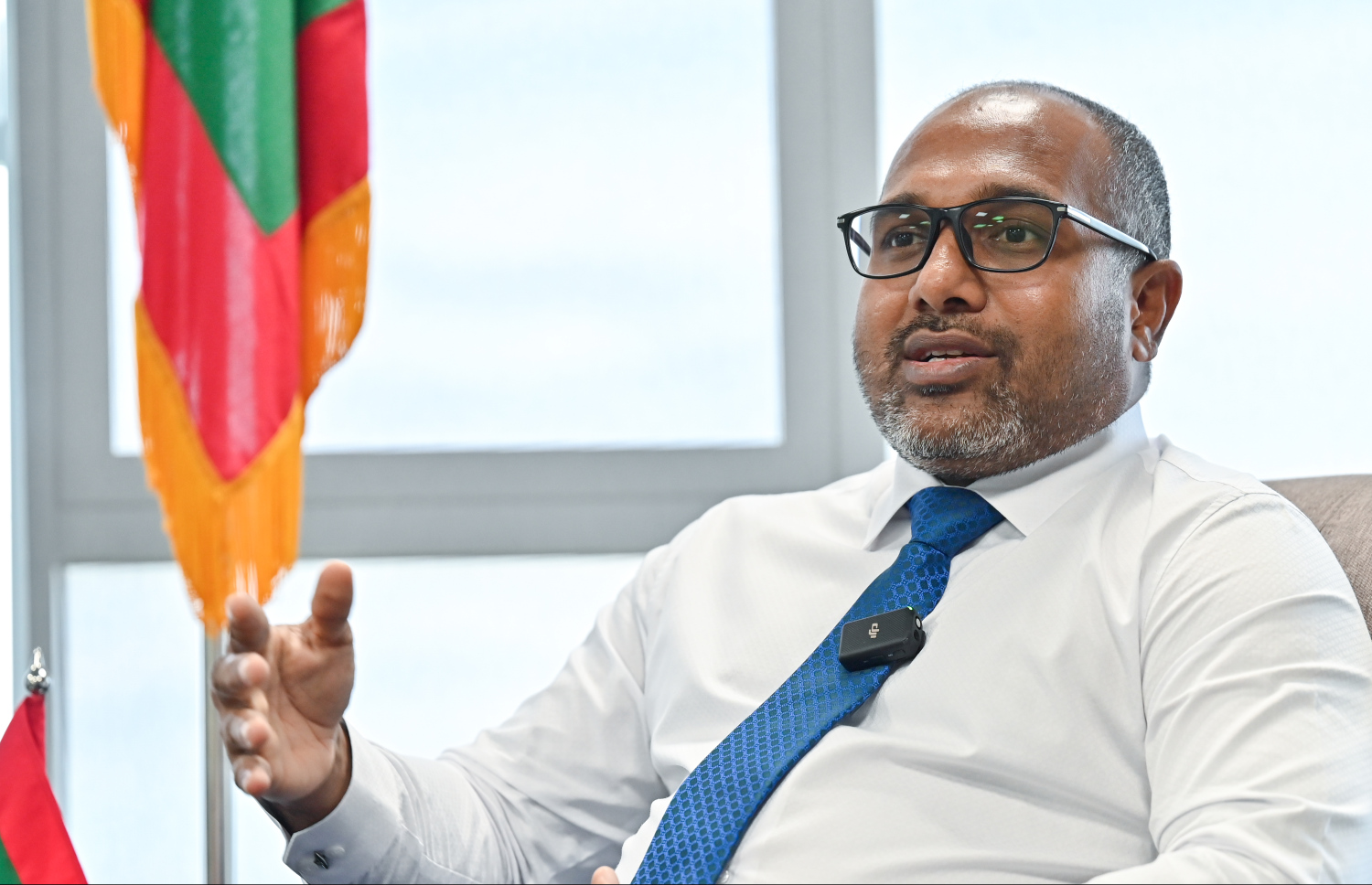 ހޯމް މިނިސްޓަރު އިހުސާން، މިދިޔަ ބުރާސްފަތި ދުވަހު "މިހާރު" އަށް އިންޓަވިއު ދެއްވަނީ.-- ފޮޓޯ: ފަޔާޒު މޫސާ/ މިހާރު