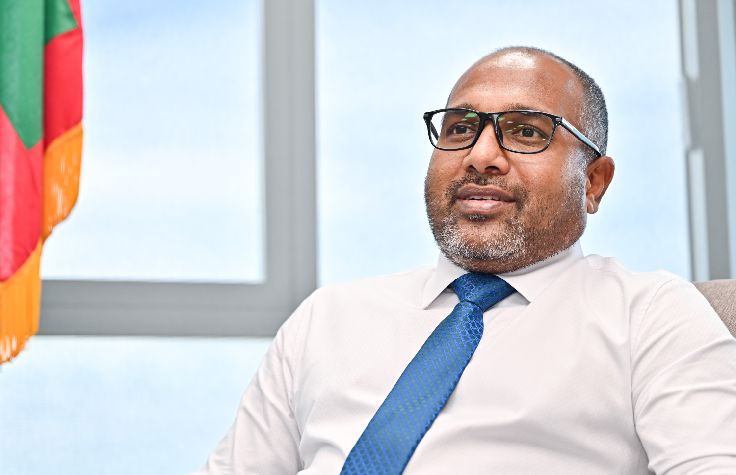 ހޯމް މިނިސްޓަރު އިހުސާން "މިދިޔަ ބުރާސްފަތި ދުވަހު މިހާރު" އަށް އިންޓަވިއު ދެއްވަނީ.-- ފޮޓޯ: ފަޔާޒު މޫސާ/ މިހާރު