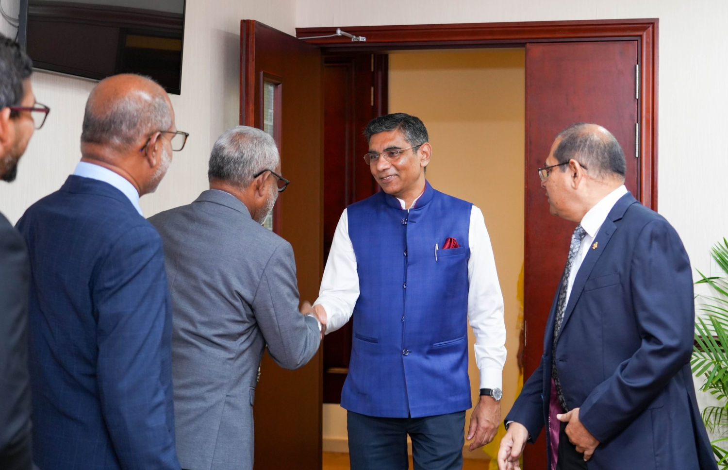 އިންޑިއާއިން ރާއްޖެއަށް ކަނޑައަޅުވާފައި ހުންނަ ސަފީރު މޫނު މަހާވަރު، މަޖިލީހުގެ ރައީސް އަބްދުއްރަހީން އަބްދުﷲއާ ބައްދަލުކުރައްވަން މަޖިލީހަށް ވަޑައިގެން.-- ފޮޓޯ: މަޖިލިސް