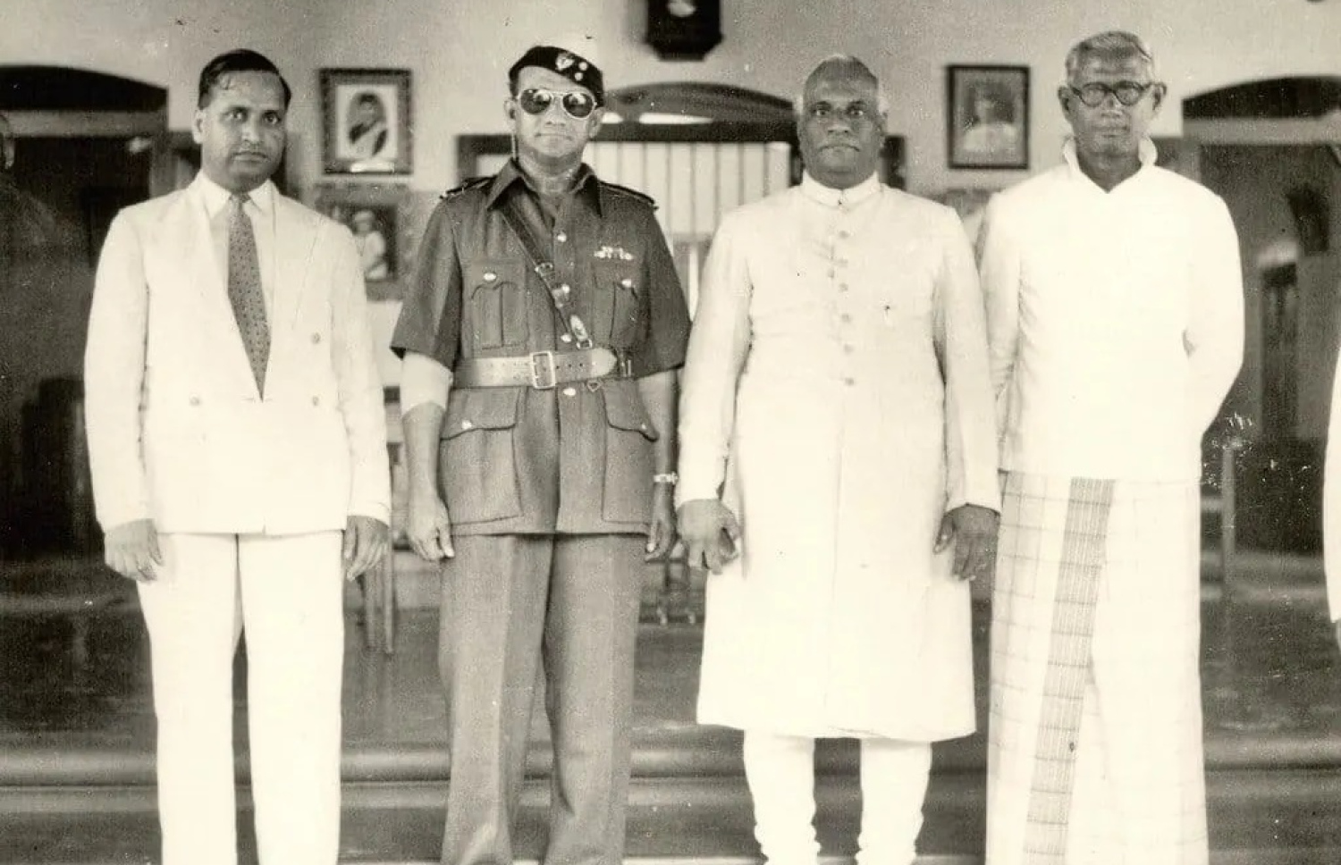 ފާމުލަދޭރި ކިލެގެފާނު (ކ) މުހައްމަދު އަމީން ދީދީ (ވ-2)، އަދި އިންޑިއާގެ ކުރީގެ ރައީސް ވީ.ވީ ގިރީއާ އެކު މުލިއާގޭގައި.