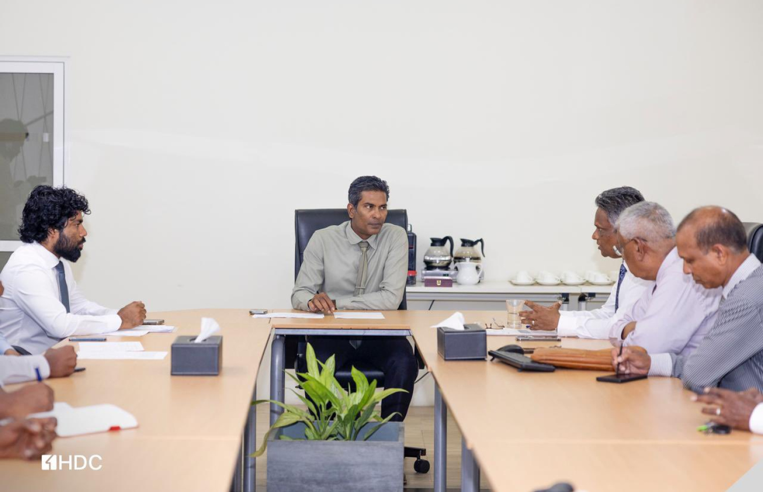 މުނިސިޕަލްގެ ހިދުމަތްތައް ބަދަލުކުރުމުގެ އެއްބަސްވުމުގައި، އެޗްޑީސީ އަދި ސިޓީ ކައުންސިލްގެ އިސްވެރިން އިއްޔެ މަޝްވަރާކުރައްވަނީ.-- ފޮޓޯ: އެޗްޑީސީ