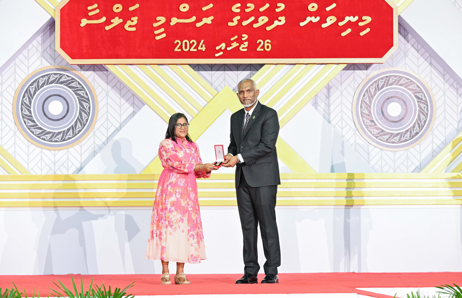 ދިވެހި ދައުލަތަށް ދިގު މުއްދަތަކަށް ހިދުމަތް ކުރެއްވި ބޭފުޅެއްގެ ހިދުމަތުގެ އަގު ވަޒަން ކުރައްވައި، ރައީސް މުއިއްޒު ޝަރަފުގެ ބެޖާއި އައްޑަނަ ދެއްވަނީ.--- ފޮޓޯ: ރައީސް އޮފީސް