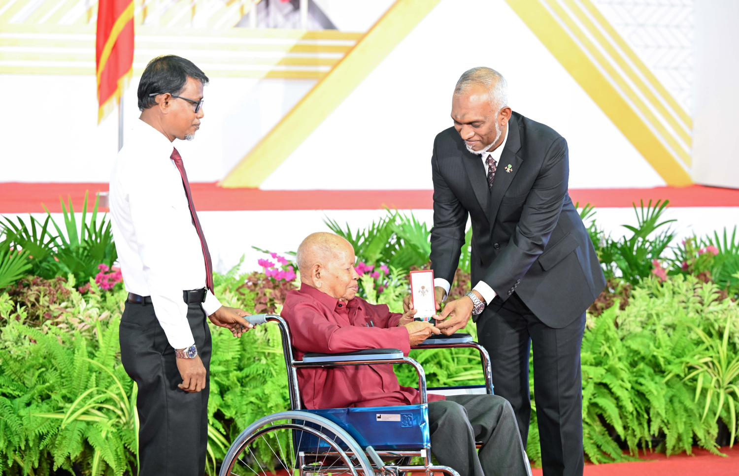 ދިވެހި ދައުލަތަށް ދިގު މުއްދަތަކަށް ހިދުމަތް ކުރެއްވި ބޭފުޅެއްގެ ހިދުމަތުގެ އަގު ވަޒަން ކުރައްވައި، ރައީސް މުއިއްޒު ޝަރަފުގެ ބެޖާއި އައްޑަނަ ދެއްވަނީ.--- ފޮޓޯ: ރައީސް އޮފީސް