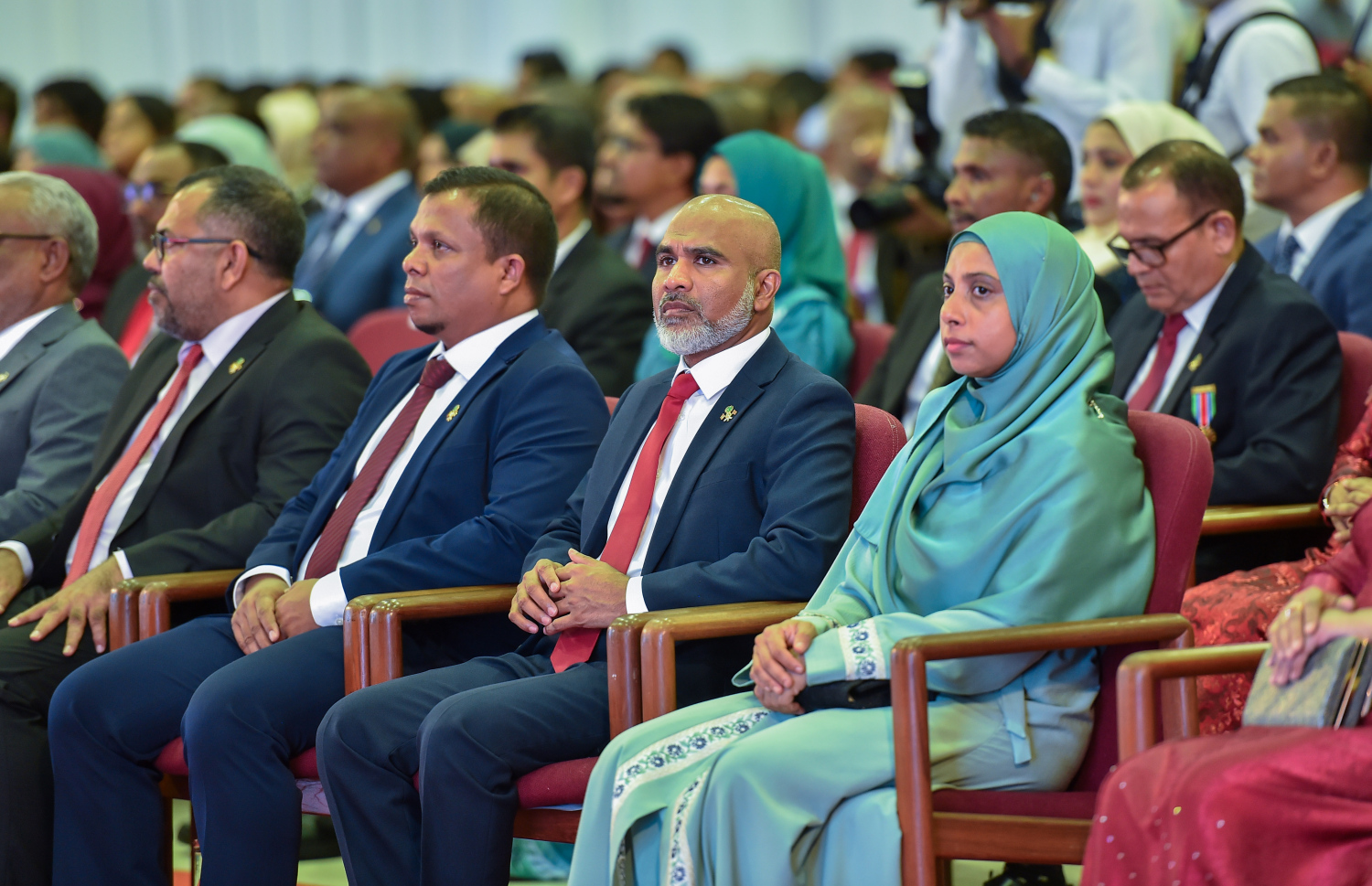 ރާއްޖޭގެ 59 ވަނަ މިނިވަން ދުވަހުގެ މުނާސަބަތުގައި ސޯޝަލް ސެންޓަރުގައި ބޭއްވި ރަސްމީ ޖަލްސާގައި ބައެއް ވަޒީރުން ބައިވެރިވެވަޑައިގަންނަވަނީ.-- ފޮޓޯ: ރައީސް އޮފީސް