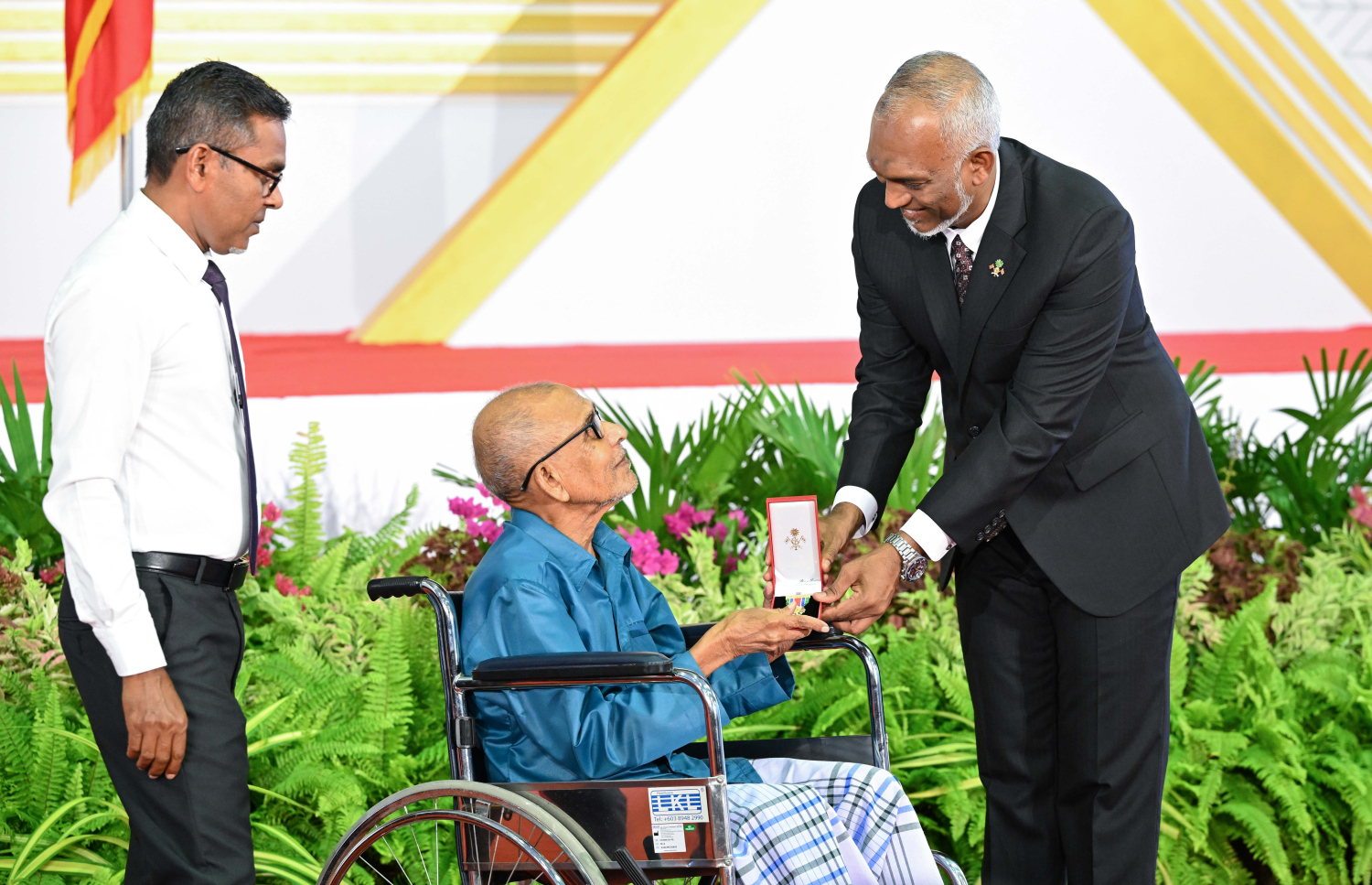 ދިވެހި ދައުލަތަށް ދިގު މުއްދަތަކަށް ހިދުމަތް ކުރެއްވި ބޭފުޅެއްގެ ހިދުމަތުގެ އަގު ވަޒަން ކުރައްވައި، ރައީސް މުއިއްޒު ޝަރަފުގެ ބެޖާއި އައްޑަނަ ދެއްވަނީ.--- ފޮޓޯ: ރައީސް އޮފީސް