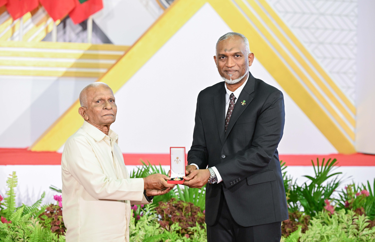 ދިވެހި ދައުލަތަށް ދިގު މުއްދަތަކަށް ހިދުމަތް ކުރެއްވި ބޭފުޅެއްގެ ހިދުމަތުގެ އަގު ވަޒަން ކުރައްވައި، ރައީސް މުއިއްޒު ޝަރަފުގެ ބެޖާއި އައްޑަނަ ދެއްވަނީ.--- ފޮޓޯ: ރައީސް އޮފީސް