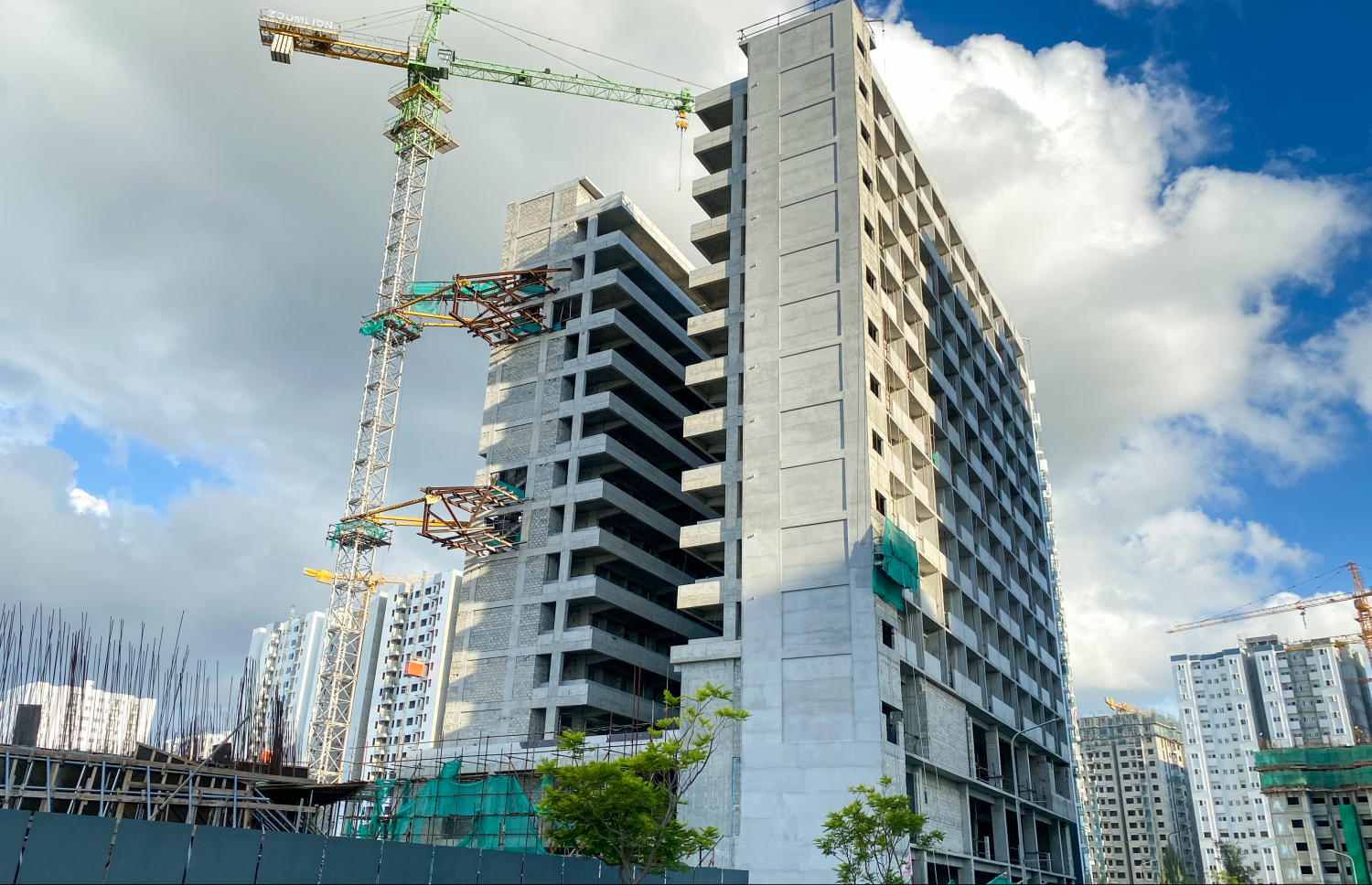 ކިޔަވާ ކުދިންނާއި އެކަނި އުޅޭ މީހުންނަށް ހުޅުމާލޭގައި ހަދާ "ކޯ-ލިވިން" އިމާރާތް: މި އިމާރާތުގެ ސްޓްރަކްޗާގެ މަސައްކަތް ވަނީ ނިމިފައި.-- ފޮޓޯ: ފަޔާޒް މޫސާ | މިހާރު