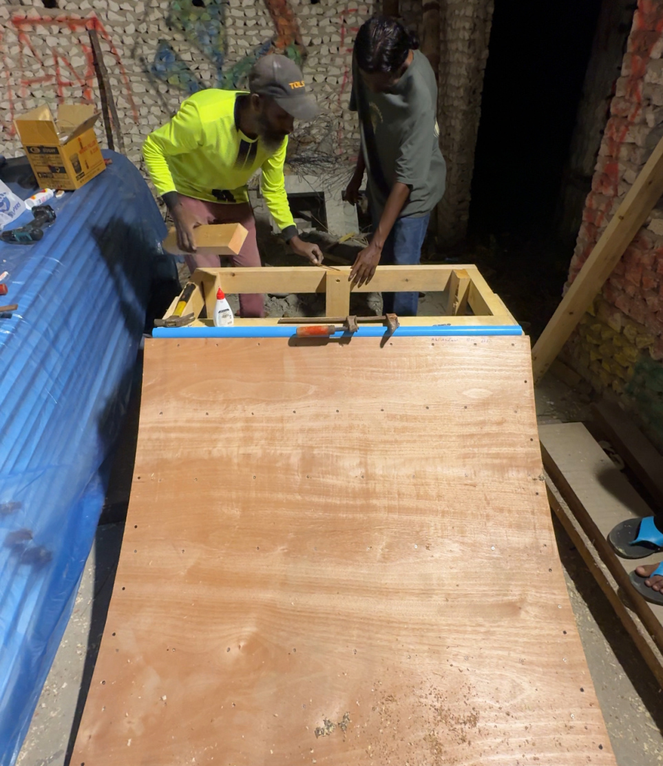 ސްކޭޓް ރޭމްޕް ހެދުމުގެ މަސައްކަތަށް ރަށުގެ ބައެއް މީހުން އެއްބާރުލުން ދެނީ.-- ފޮޓޯ: ވައި ރޮދިން