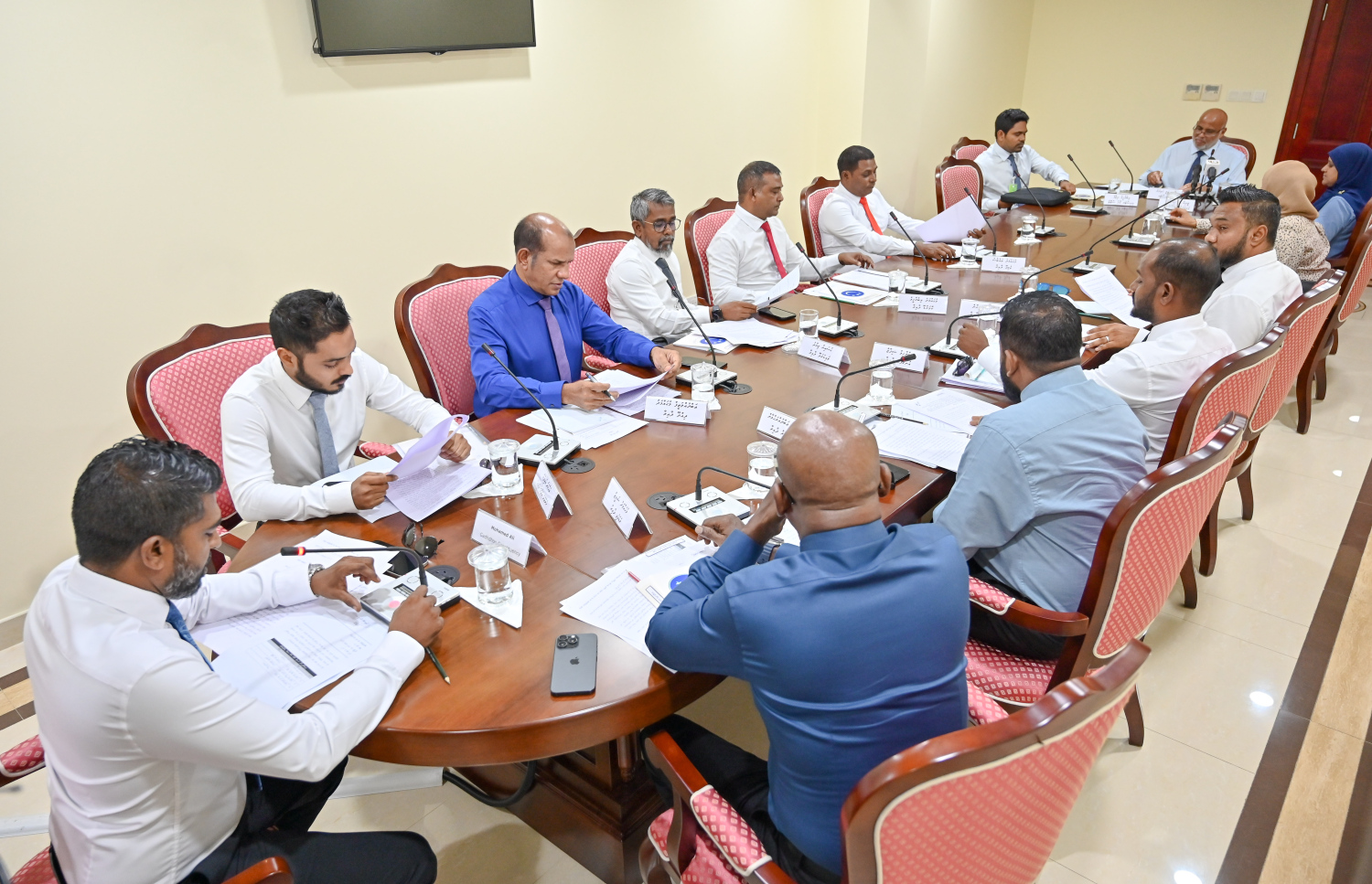 ހައުސިން މިނިސްޓްރީގެ އިސްވެރިންނާ އެކު ޕެޓިޝަން ކޮމިޓީގެ ބައްދަލުވުން ކުރިއަށް ގެންދަނީ.-- ފޮޓޯ: ނިޝާން އަލީ | މިހާރު