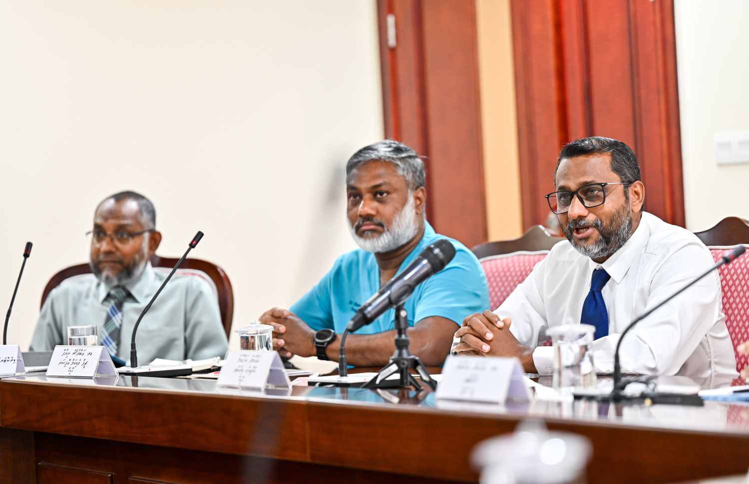 މަޖިލީހުގެ މިއަދުގެ ކޮމިޓީގައި އޭޑީކޭގެ އެމްޑީ އަފްއާލް (ކ)، ޗީފް މެޑިކަލް އޮފިސަރު ޑރ. ނިޔާފު އަދި ޑރ. ޒިޔާން.-- ފޮޓޯ: ފަޔާޒު މޫސާ/ މިހާރު