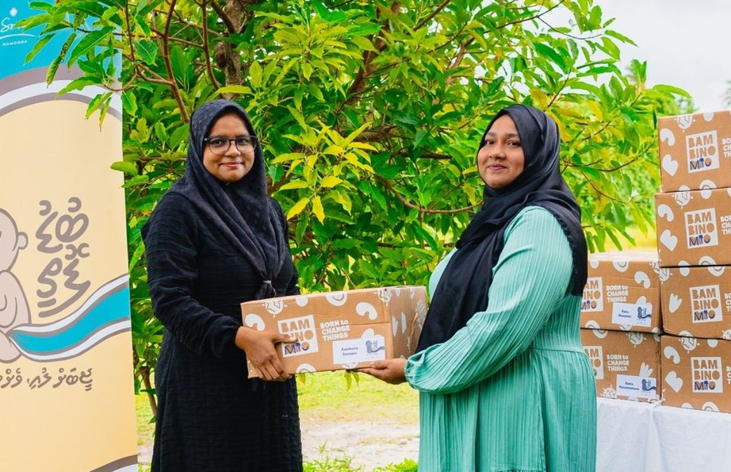 ފޮތި ނެޕީ ކެމްޕެއިނުގައި ބައިވެރިވި ބެލެނިވެރިއަކަށް ނެޕީ ހަވާލުކުރަނީ.