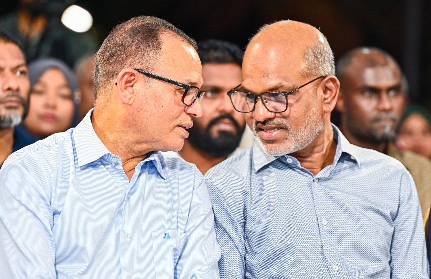 ރައްޔިތުންގެ މަޖިލީހުގެ ނައިބު ރައީސް ނާޒިމާއި ލޯކަލް ގަވަމެންޓް މިނިސްޓަރު އާދަމް ޝަރީފް މިރޭގެ ޖަލްސާގައި މަޝްވަރާއެއް ކުރައްވަނީ.---ފޮޓޯ: ފަޔާޒު މޫސާ| މިހާރު