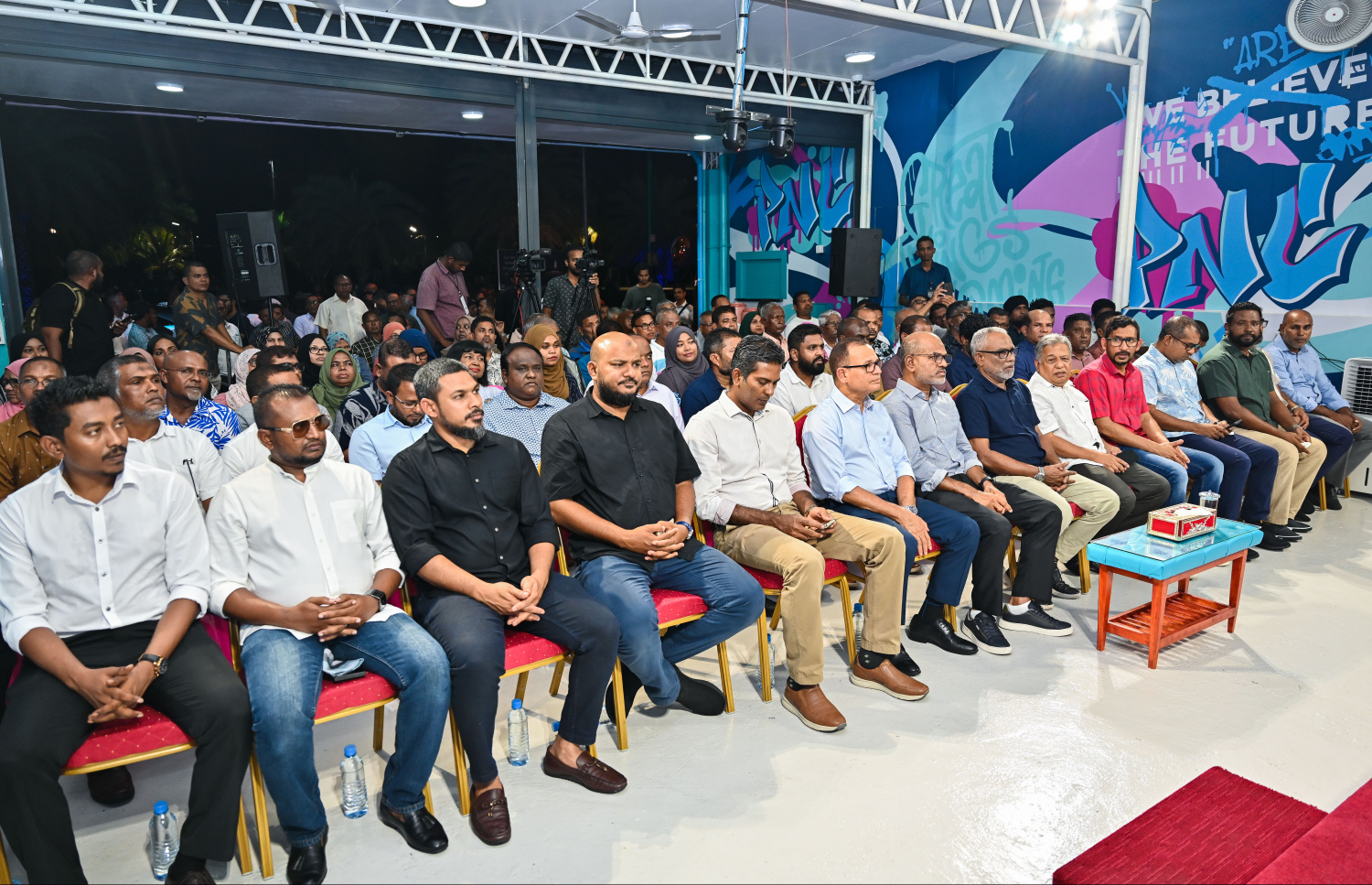 ޕީއެންސީގެ ރޭގެ ޖަގަހަ ޖަލްސާގައި މެމްބަރުން ބައިވަނީ-- ފޮޓޯ: ފަޔާޒު މޫސާ| މިހާރު