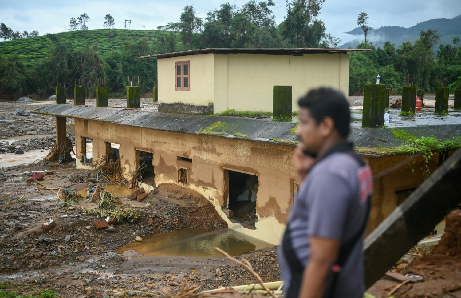 އިންޑިއާގެ ކެރެލާއަށް ކުރަމުންދާ ވިއްސާރާގައި ބިންގަނޑު ކަނޑައިގެން ދިޔަ ހިސާބުން އިމާރާތެއްގެ އެއްބައި ކިސަޑުތަކުގެ ތެރޭ ފޮރުވިފައި. -- ފޮޓޯ: އޭއެފްޕީ