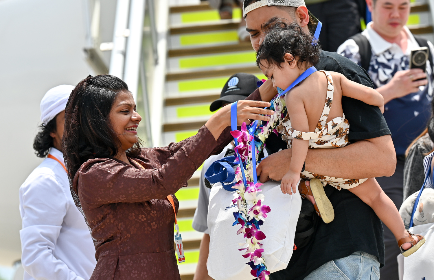 މެލޭޝިއާ އެއާލައިނުން މިއަދު ރާއްޖެ އައި ފަސިންޖަރުންނަށް މަރުހަބާ ކިޔަނީ. -- ފޮޓޯ: ނިޝާން އަލީ | މިހާރު