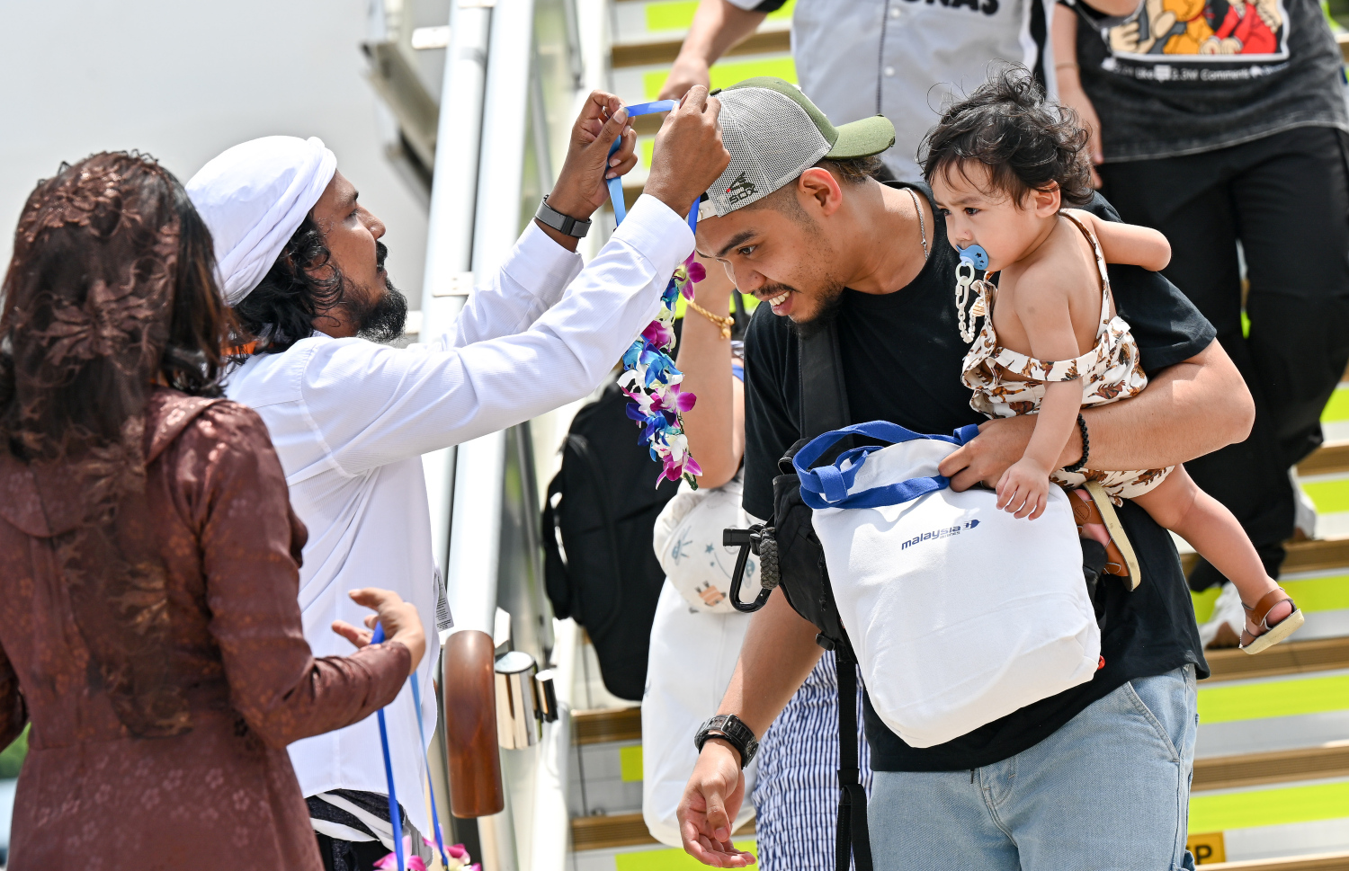 މެލޭޝިއާ އެއާލައިނުން މިއަދު ރާއްޖެއައި ފަސިންޖަރެއްގެ ކަރުގައި މާ ފައްޗެއް އަޅުވަނީ. -- ފޮޓޯ: ނިޝާން އަލީ | މިހާރު