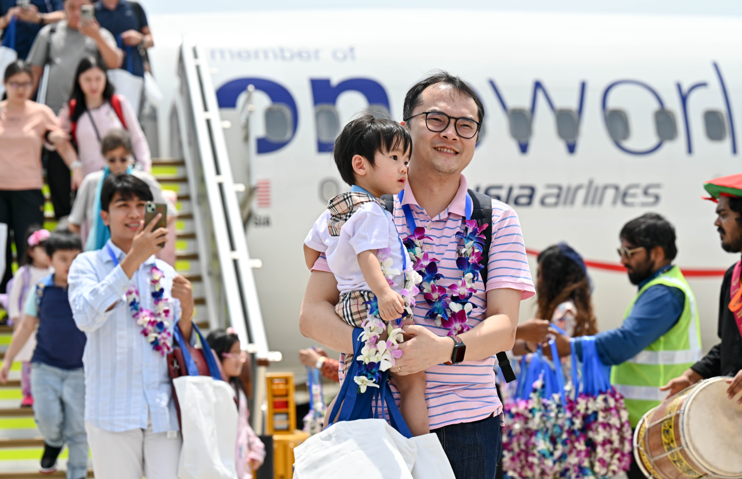 މެލޭޝިއާ އެއާލައިނުން މިއަދު ރާއްޖެ އައި ފަސިންޖަރުންނަށް މަރުހަބާ ކިޔަނީ. -- ފޮޓޯ: ނިޝާން އަލީ | މިހާރު