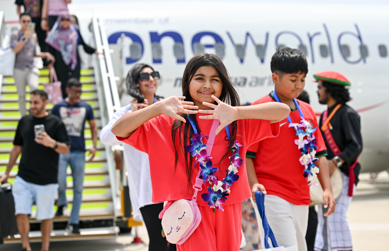 މެލޭޝިއާ އެއާލައިނުން މިއަދު ރާއްޖެ އައި ޕަސިންޖަރަކަށް މަރުހަބާ ކިޔަނީ. -- ފޮޓޯ: ނިޝާން އަލީ | މިހާރު