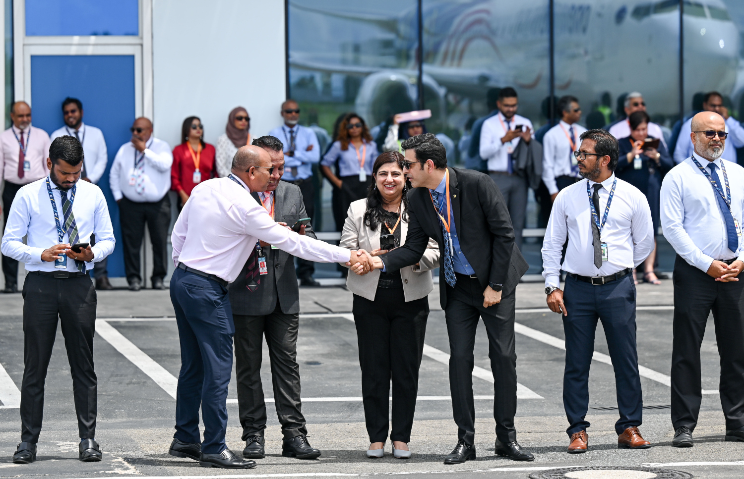 މެލޭޝިއާގެ ގައުމީ އެއާލައިން، މެލޭޝިއާ އެއަލައިންސުން ރާއްޖެއަށް ދަތުރުތައް އަލުން މިއަދު ފެށުމަށް މިއަދު ވެލާނާ އެއާޕޯޓުގައި މިއަދު ބޭއްވި ރަސްމިއްޔާތުގައި ބައިވެރިވި ބައެއް މީހުން.-- ފޮޓޯ: ނިޝާން އަލީ | މިހާރު