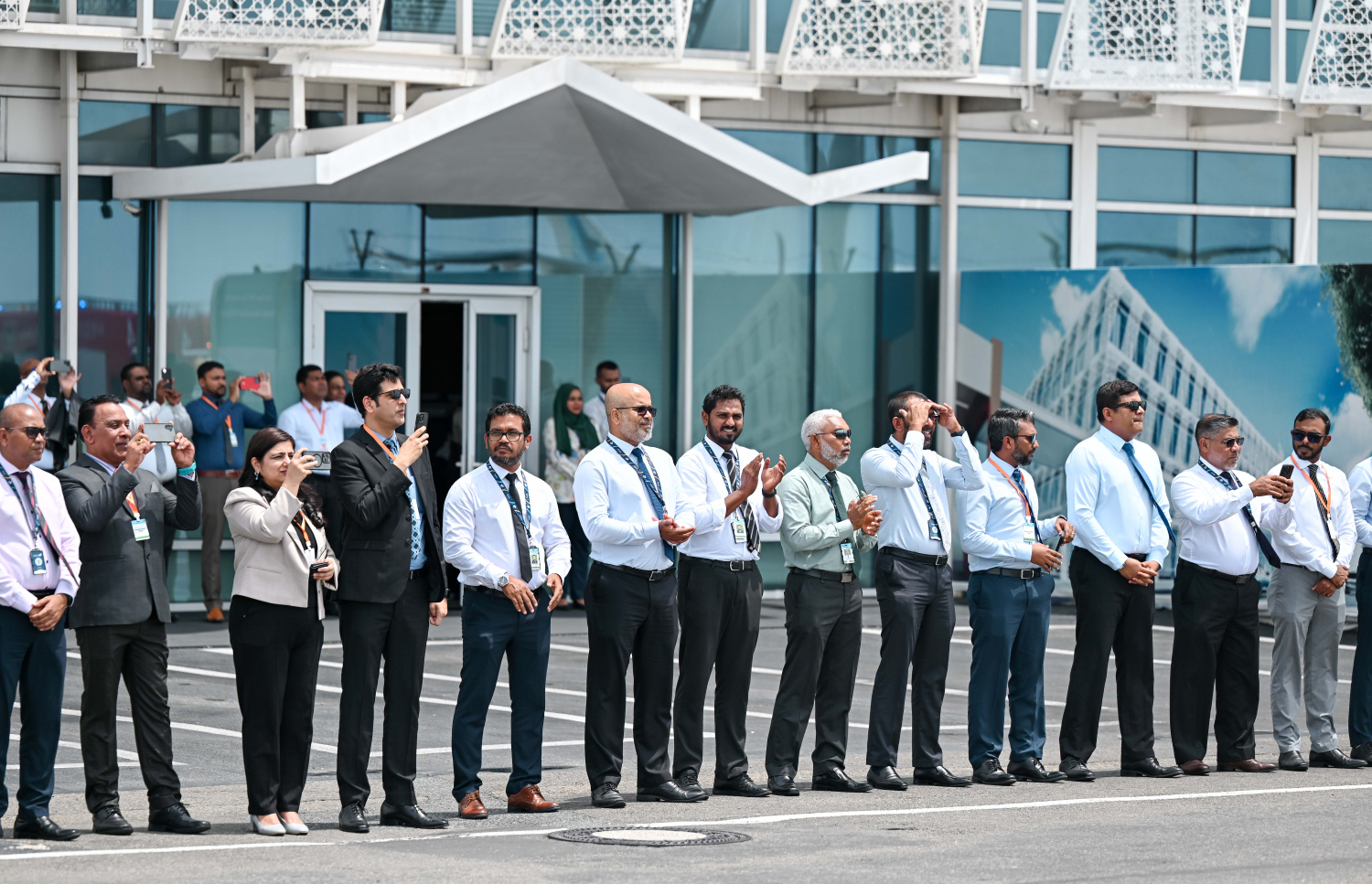 މެލޭޝިއާގެ ގައުމީ އެއާލައިން، މެލޭޝިއާ އެއާލައިންސުން ރާއްޖެއަށް ދަތުރުތައް އަލުން މިއަދު ފެށުމަށް މިއަދު ވެލާނާ އެއާޕޯޓުގައި މިއަދު ބޭއްވި ރަސްމިއްޔާތުގައި ޓްރާންސްޕޯޓް މިނިސްޓަރު މުހައްމަދު އަމީން އާއި އެމްއެސީއެލް އެމްޑީ ޝަރީފް ބައިވެރިވެވަޑައިގަންނަވަނީ.-- ފޮޓޯ: ނިޝާން އަލީ | މިހާރު