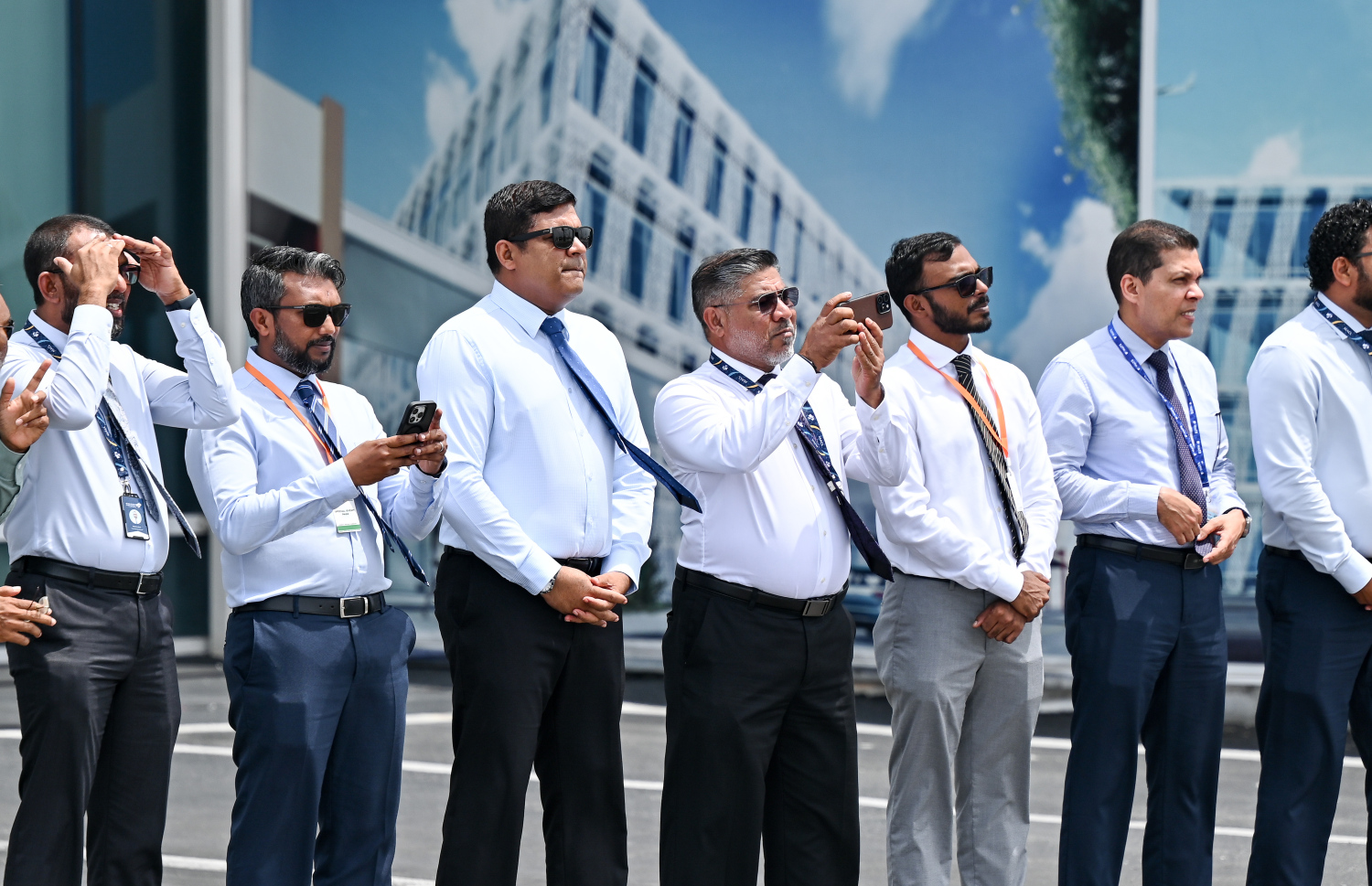 މެލޭޝިއާގެ ގައުމީ އެއާލައިން، މެލޭޝިއާ އެއާލައިންސުން ރާއްޖެއަށް ދަތުރުތައް އަލުން ފެށުމަށް މިއަދު ވެލާނާ އެއާޕޯޓުގައި މިއަދު ބޭއްވި ރަސްމިއްޔާތުގައި ޓްރާސްންޕޯޓް މިނިސްޓަރު އަމީން އާއި އެމްއެސީއެލް އެމްޑީ ޝަރީފް ބައިވެރިވެވަޑައިގަންނަވަނީ.-- ފޮޓޯ: ނިޝާން އަލީ | މިހާރު