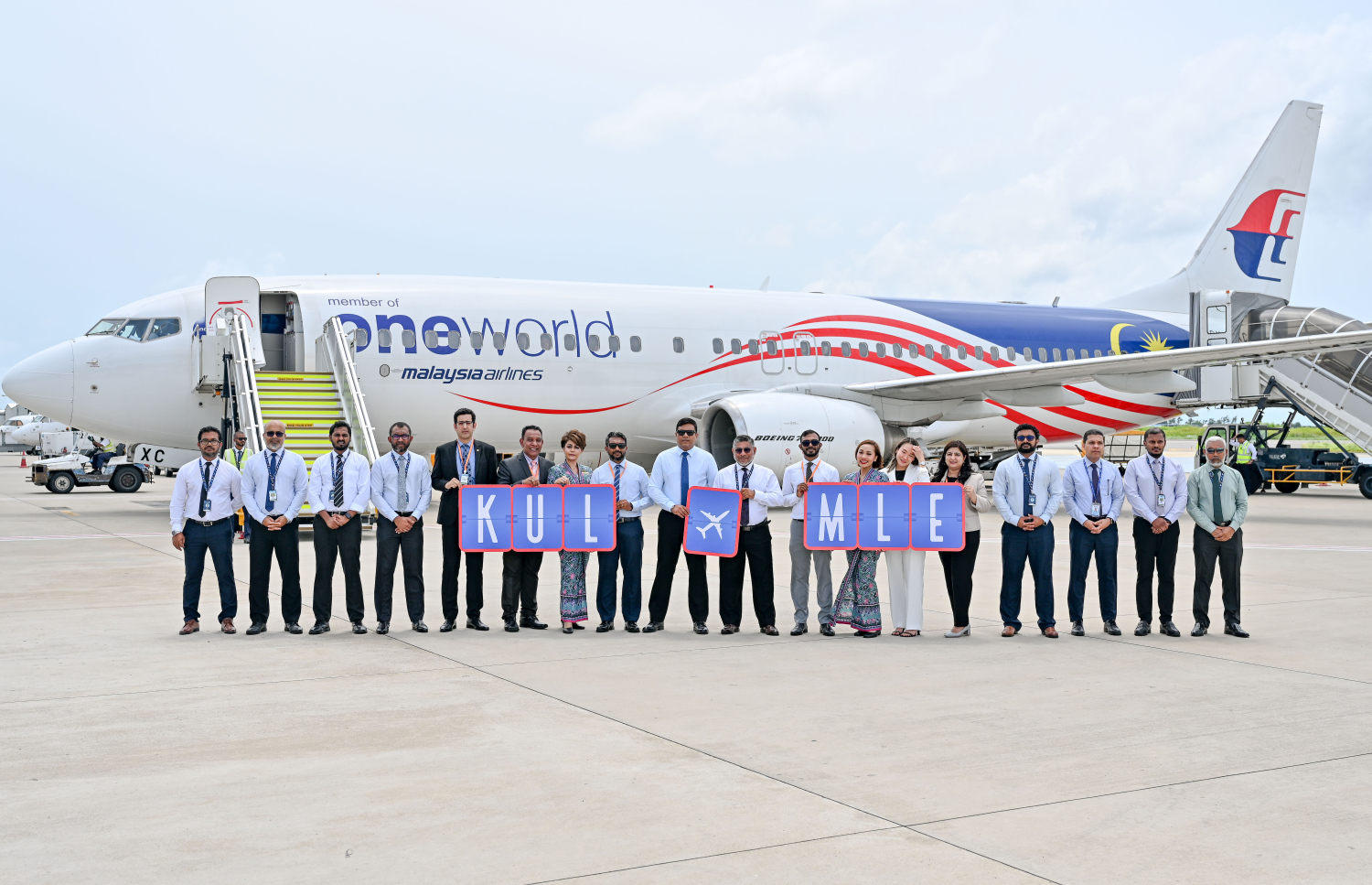 މެލޭޝިއާގެ ގައުމީ އެއާލައިނުން ރާއްޖެއަށް ޖެއްސި ފުރަތަމަ ފްލައިޓާއި އެކު އެ އެއާލައިނާއި އެމްއޭސީއެލްގެ ބައެއް އިސްވެރިން. -- ފޮޓޯ: ނިޝާން އަލީ | މިހާރު