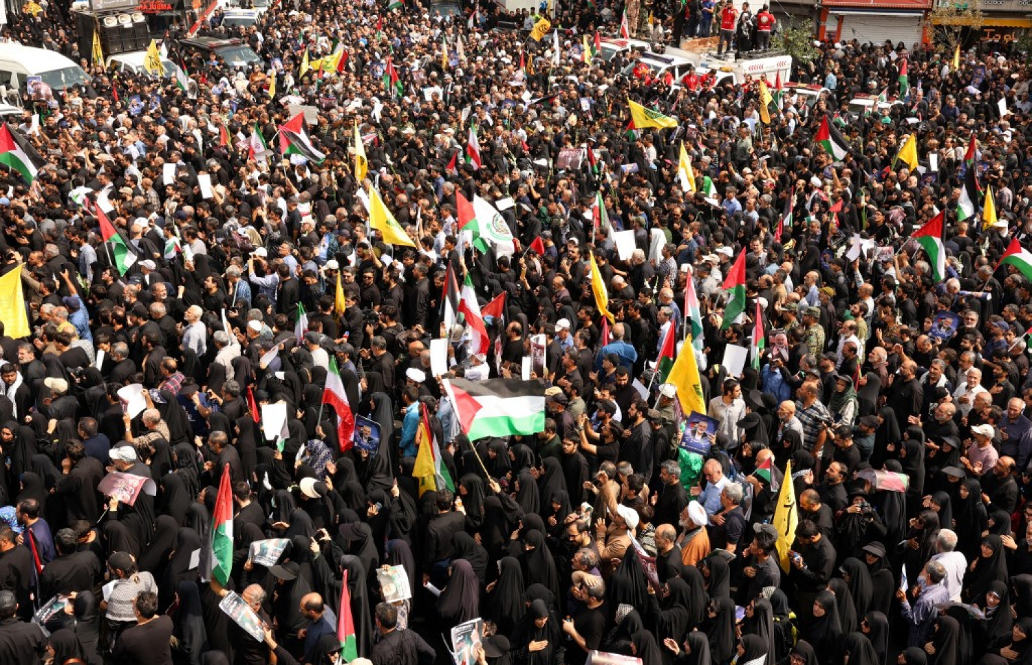 އީރާންގައި މިއަދު ހަމާސްގެ ލީޑަރު އިސްމާއިލް ހަނިއްޔާއަށް އިހުތިރާމް އަދާކުރުމުގެ ގޮތުން މީހުން އެއްވެފައި. -- ފޮޓޯ: އޭއެފްޕީ