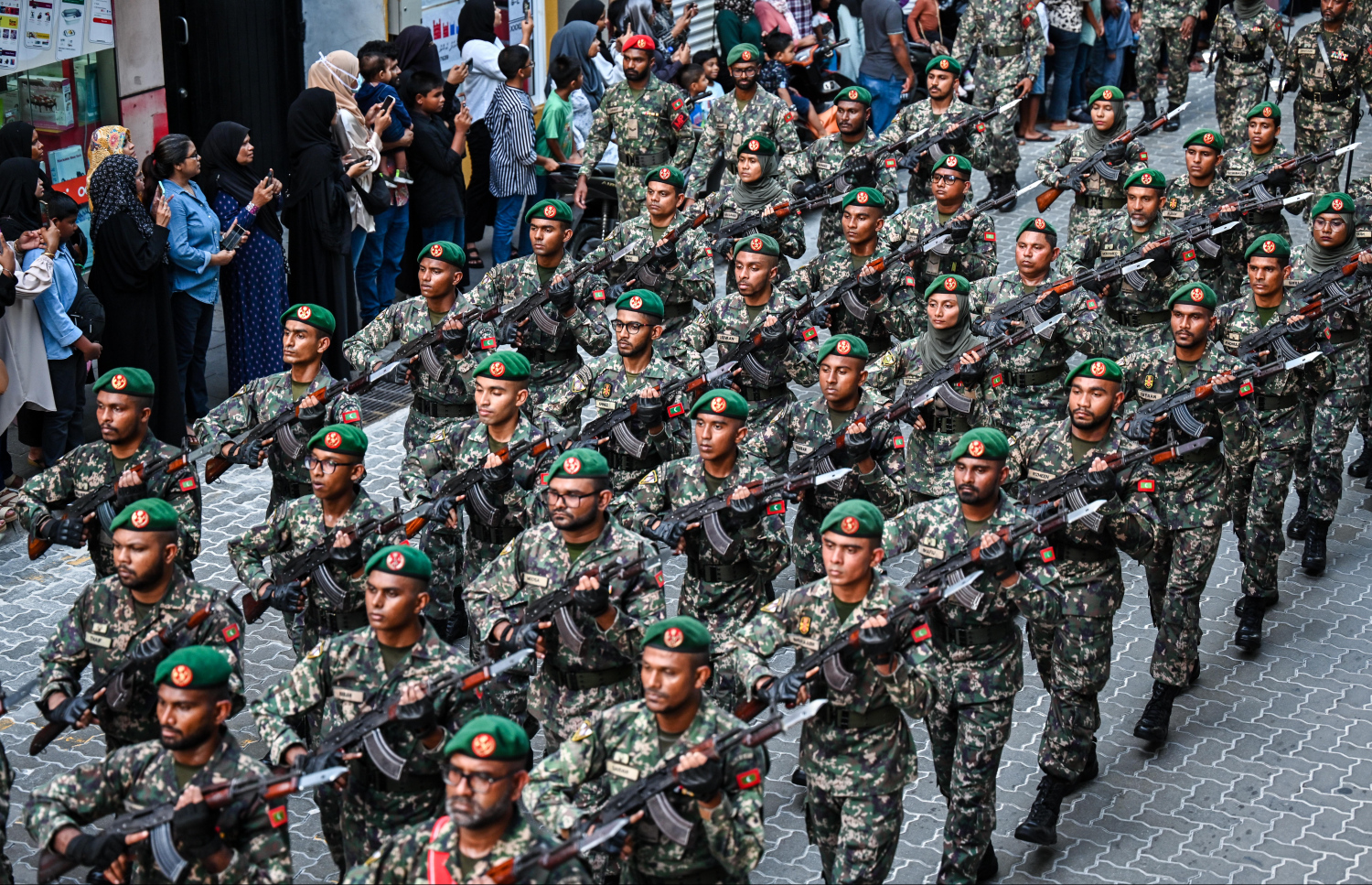 މިނިވަން ދުވަހާ ގުޅިގެން ބޭއްވި ސިފައިންގެ ޕެރޭޑްގައި ސިފައިންގެ އެކި ލަޝްކަރުތައް -- ފޮޓޯ: ފަޔާޒު މޫސާ | މިހާރު