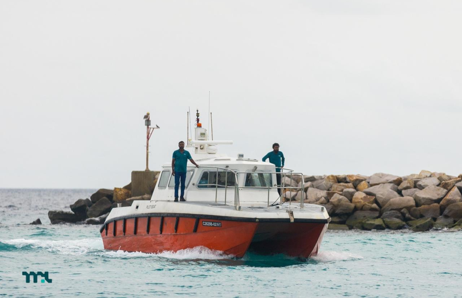 ބަންކަރިންގެ ހިދުމަތް ފެށުމަށް ބޭނުންވާ ޕައިލެޓް ބޯޓު ކުޅުދުއްފުށީ ބަނދަރަށް ވަންނަނީ.-- ފޮޓޯ: އެމްޕީއެލް