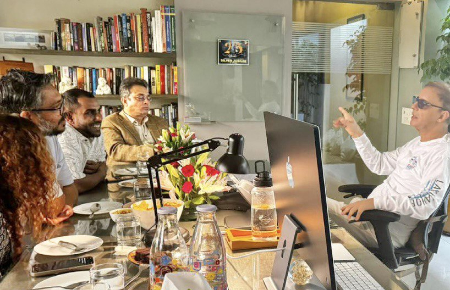 ޓޫރިޒަމް މިނިސްޓަރު އިބްރާހިމް ފައިސަލް ބޮލީވުޑްގެ ޑައިރެކްޓަރު އަދި ޕްރޮޑިއުސަރު ވިދޫ ވިނޯދް ޗޯޕްރާއާ ބައްދަލުކުރައްވަނީ.