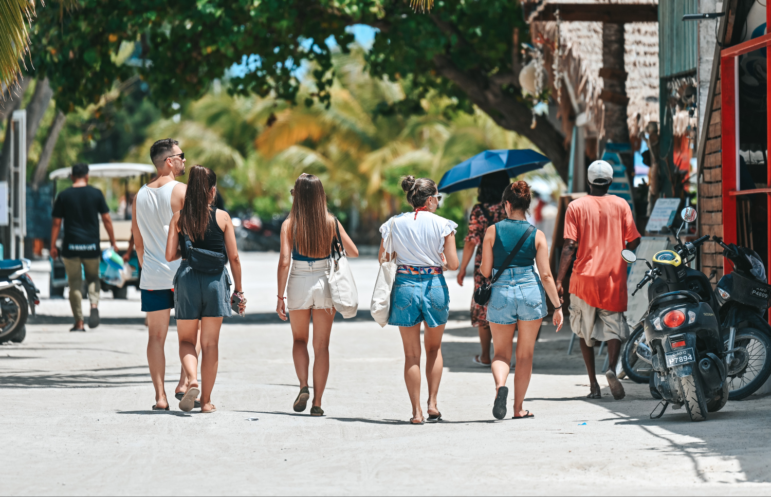 މާފުށީގައި ޓޫރިސްޓުންތަކެއް ހިނގާފައި ދަނީ. -- ފޮޓޯ: ފަޔާޒް މޫސާ / މިހާރު