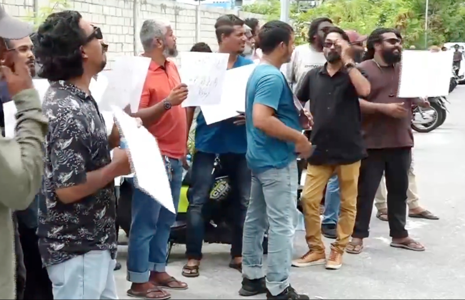 ސަރުކާރުން ޓެކްސީގެ ހިދުމަތް ފަށަން އުޅޭތީ އެކަމާ ދެކޮޅަށް ޓެކްސީ ޑްރައިވަރުން މުޒާހަރާ ކުރަނީ--