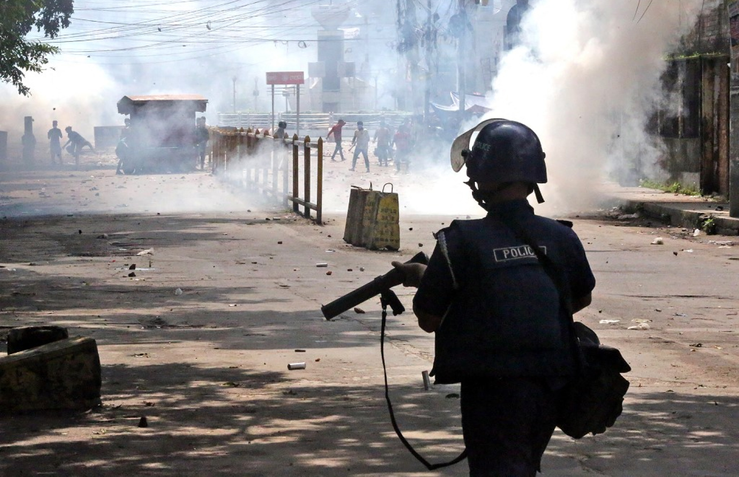 މުޒާހަރާ ކޮންޓްރޯލްކުރުމަށް ފުލުހުން ކަރުނަ ގޭސް ޖަހަނީ. -- ފޮޓޯ: އޭއެފްޕީ