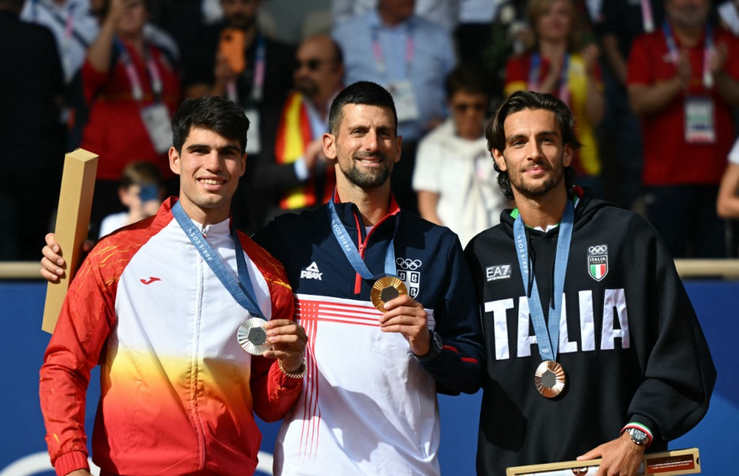 ޖޮކޮވިޗް (މ)، އަލްކަރާޒް (ވ) އަދި ބްރޯންޒް މެޑަލް ހޯދި ލޮރެންޒޯ މުސޭޓީއާ އެކު.-- ފޮޓޯ: އޭއެފްޕީ