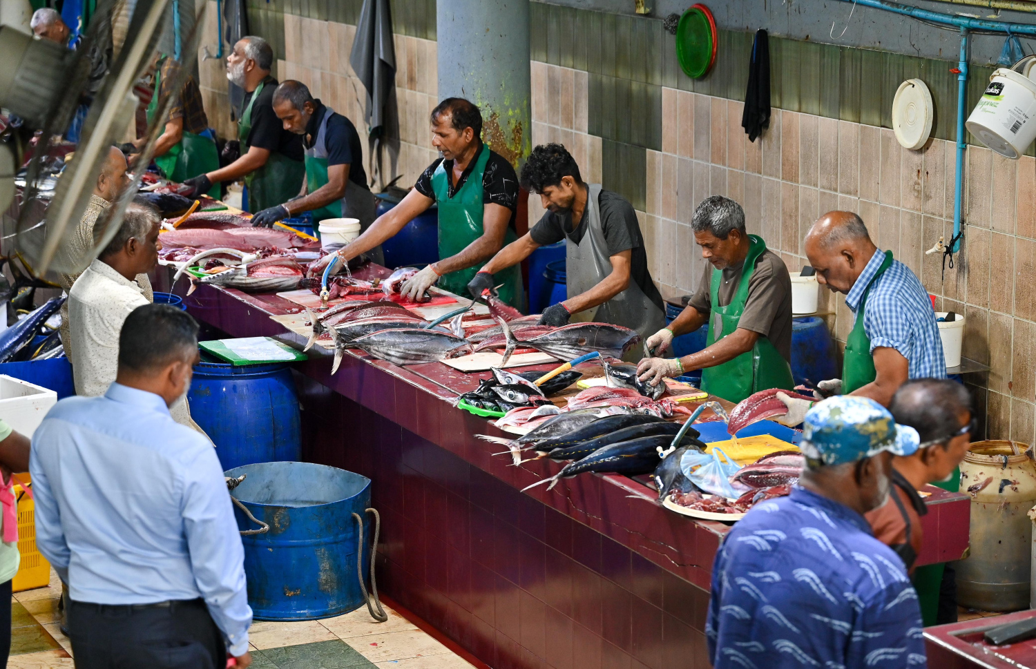 މާލޭ މަސްމާރުކޭޓުގައި މަސް ކަނޑަނީ.-- ފޮޓޯ: ނިޝާން އަލީ | މިހާރު